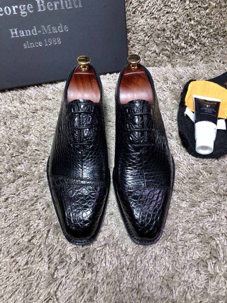 Туфли мужские Berluti из кожи крокодила черного цвета