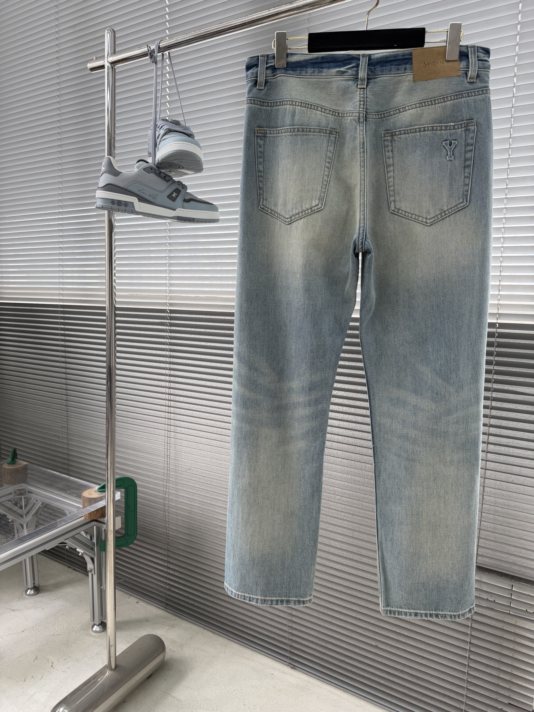 Джинсы мужские в стиле Saint Laurent прямого кроя из денима с эффектом варки