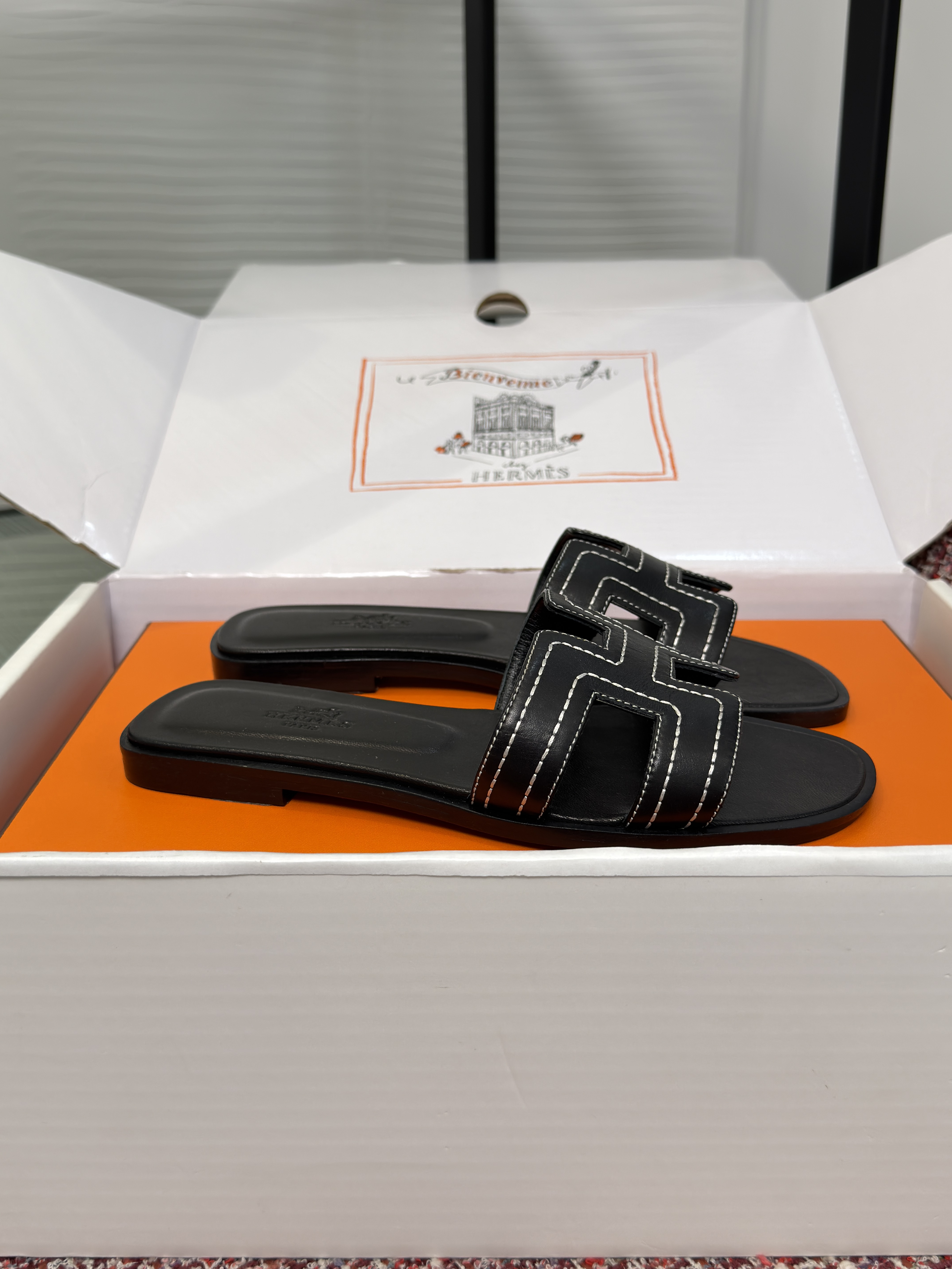 Шлёпанцы женские в стиле Hermès Oran чёрного цвета