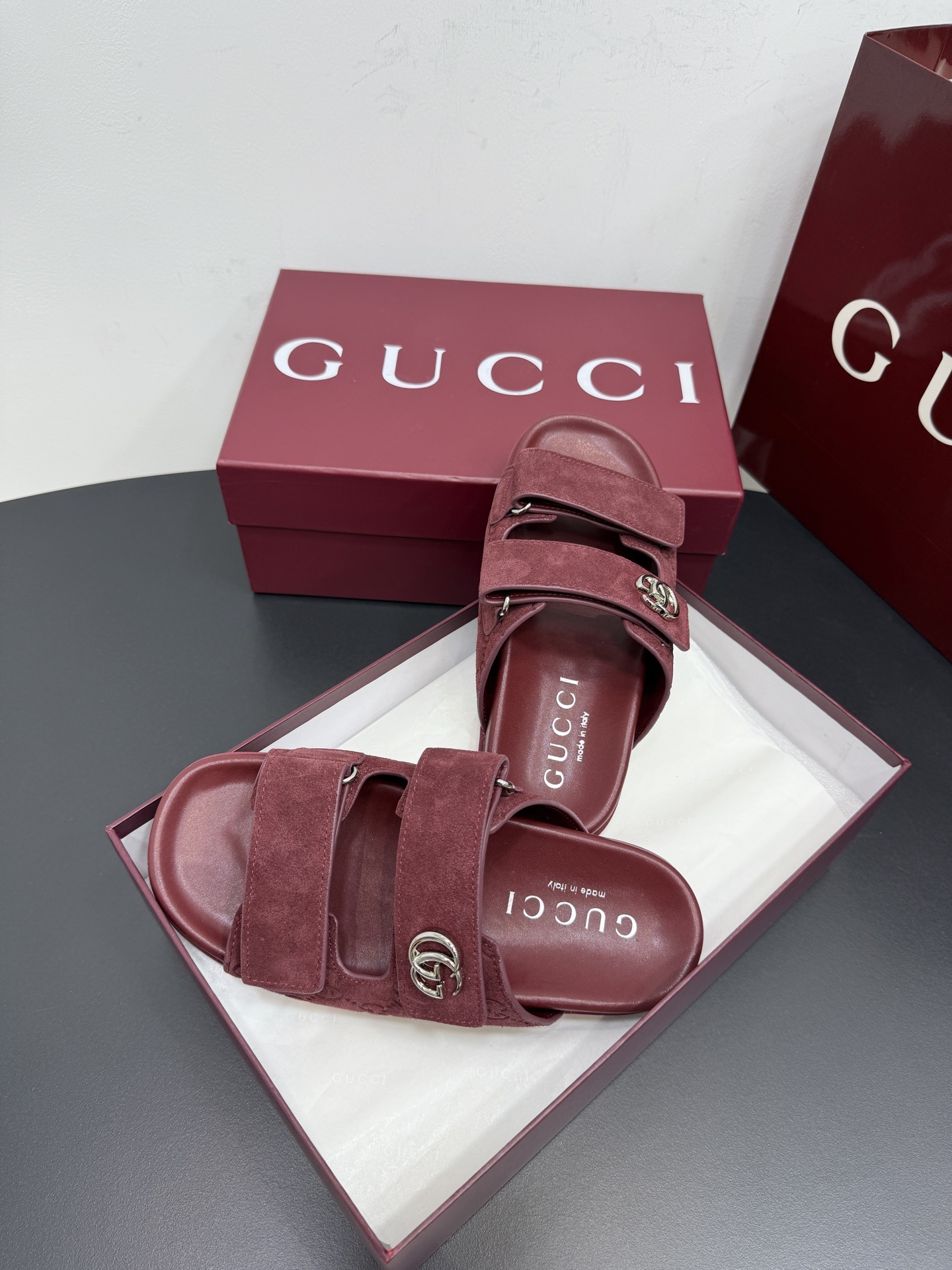 Сандалии женские в стиле Gucci GG бордового цвета