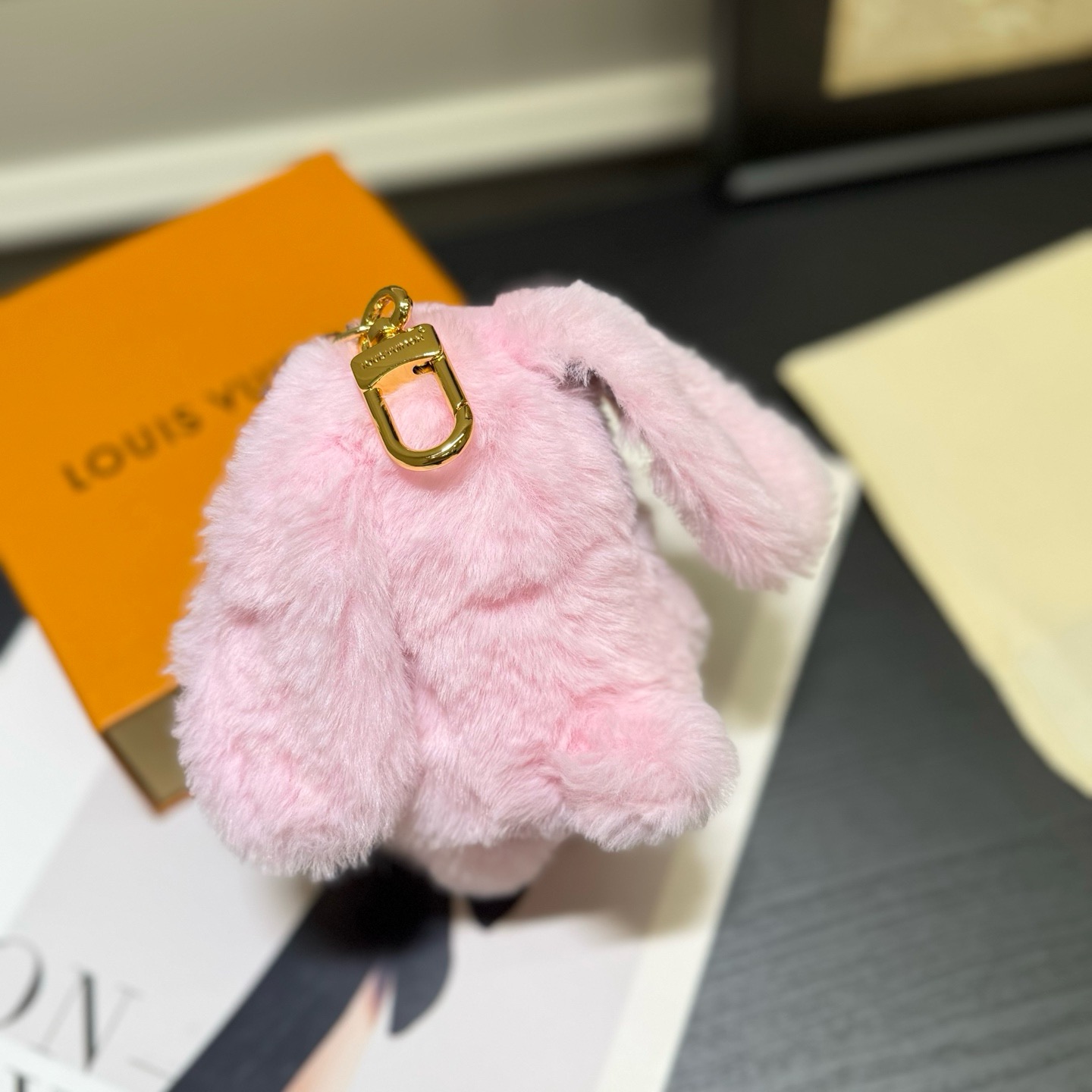 Брелок женский Louis Vuitton LV Cute Bunny розового цвета