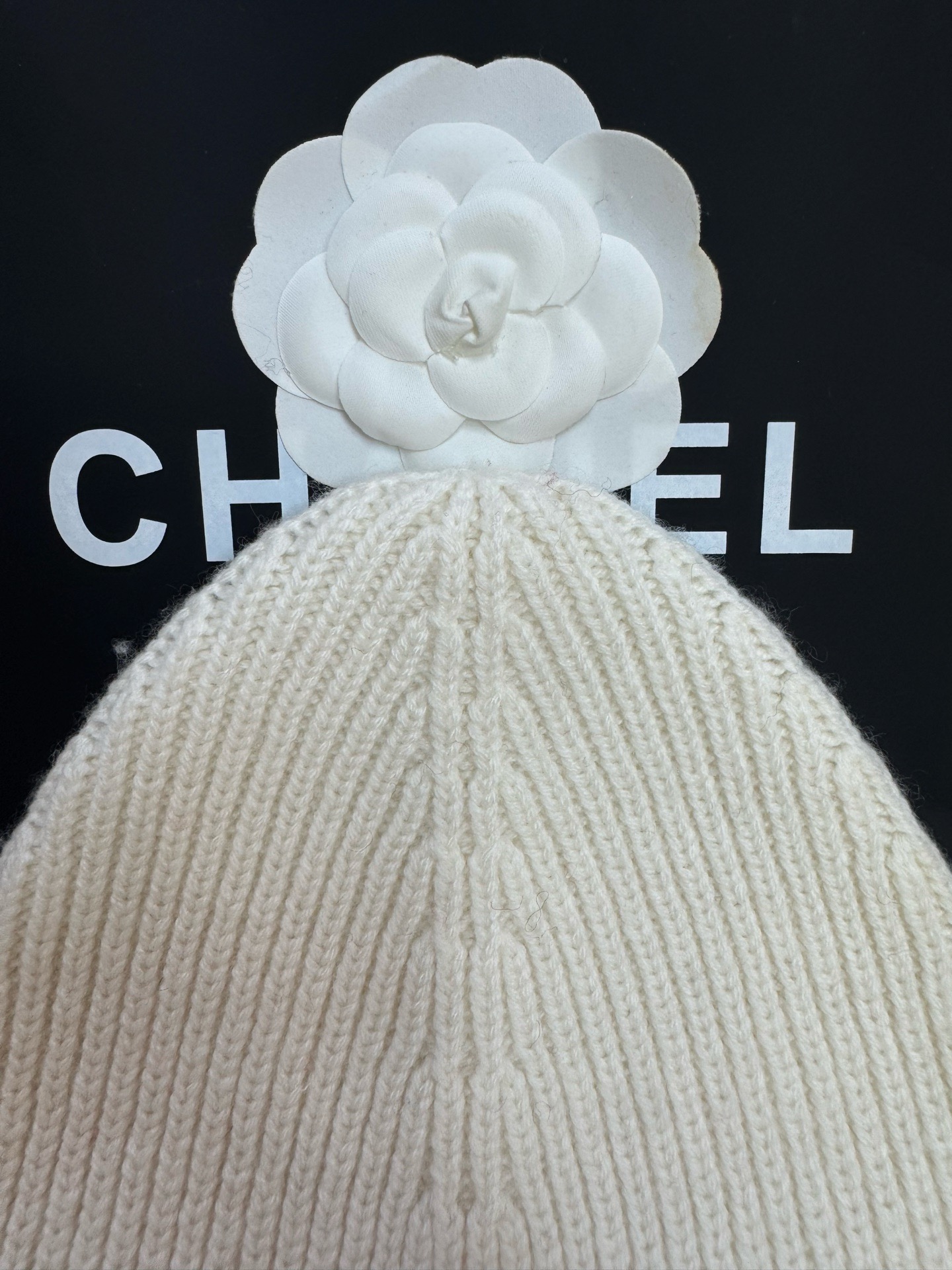 Шапка женская Chanel белого цвета с вышитым логотипом
