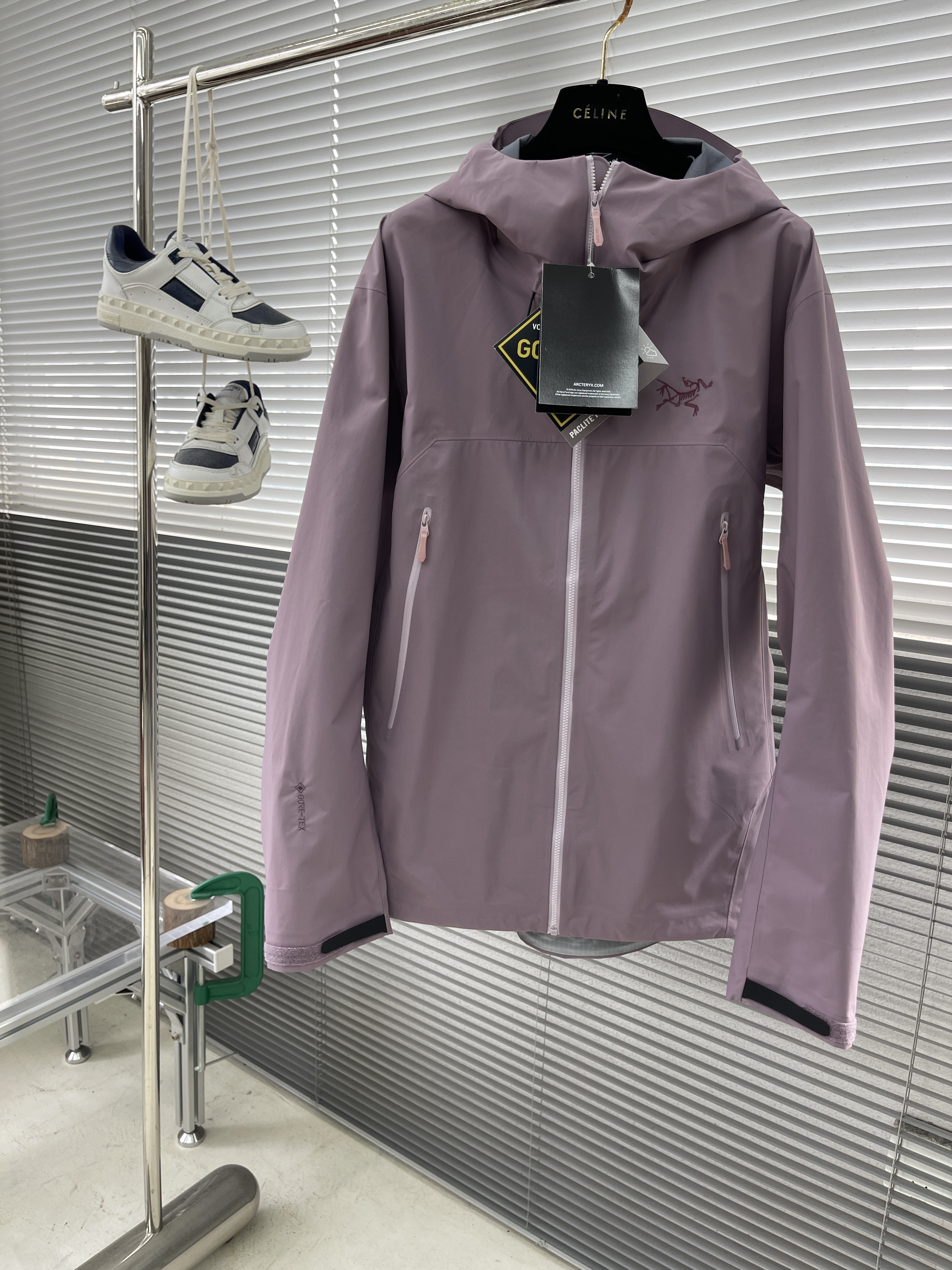 Куртка унисекс в стиле Arc'teryx Beta SL и с капюшоном пудрово-розового цвета