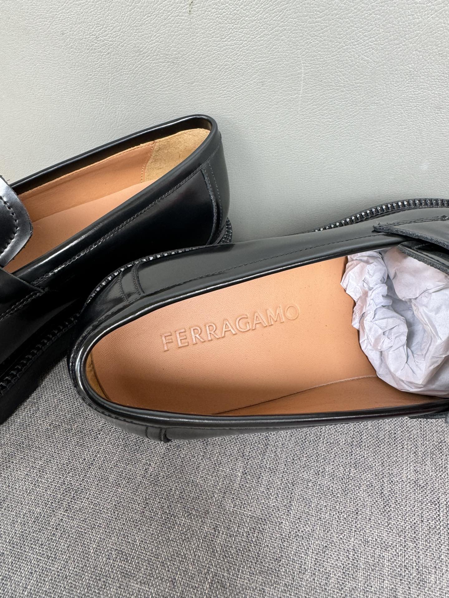 Лоферы мужские в стиле Salvatore Ferragamo с металлической пряжкой чёрного цвета