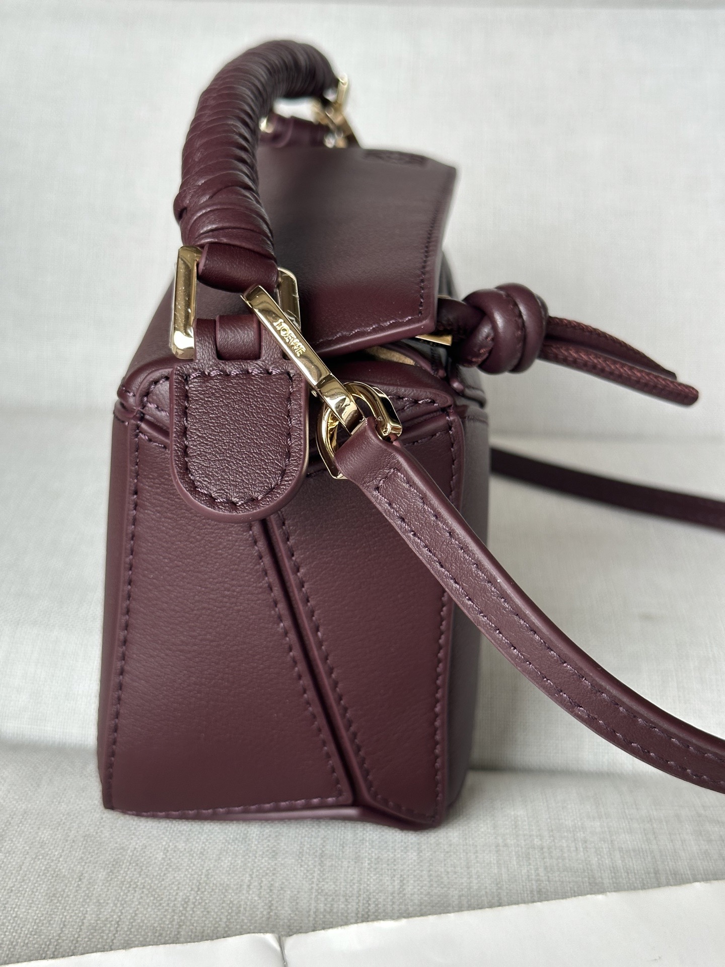 Сумка женская в стиле Loewe Puzzle Mini бордового цвета