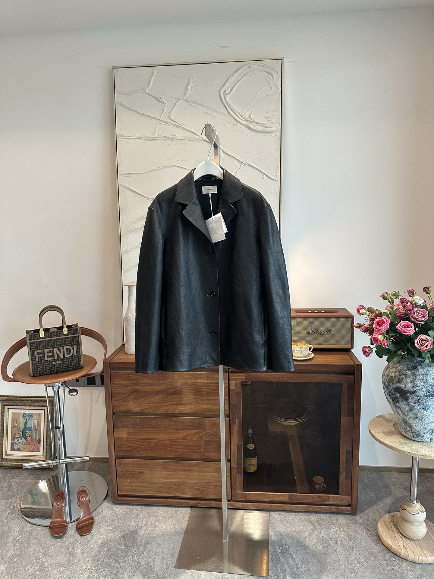 Куртка женская в стиле The Row из натуральной кожи чёрного цвета с минималистичным кроем