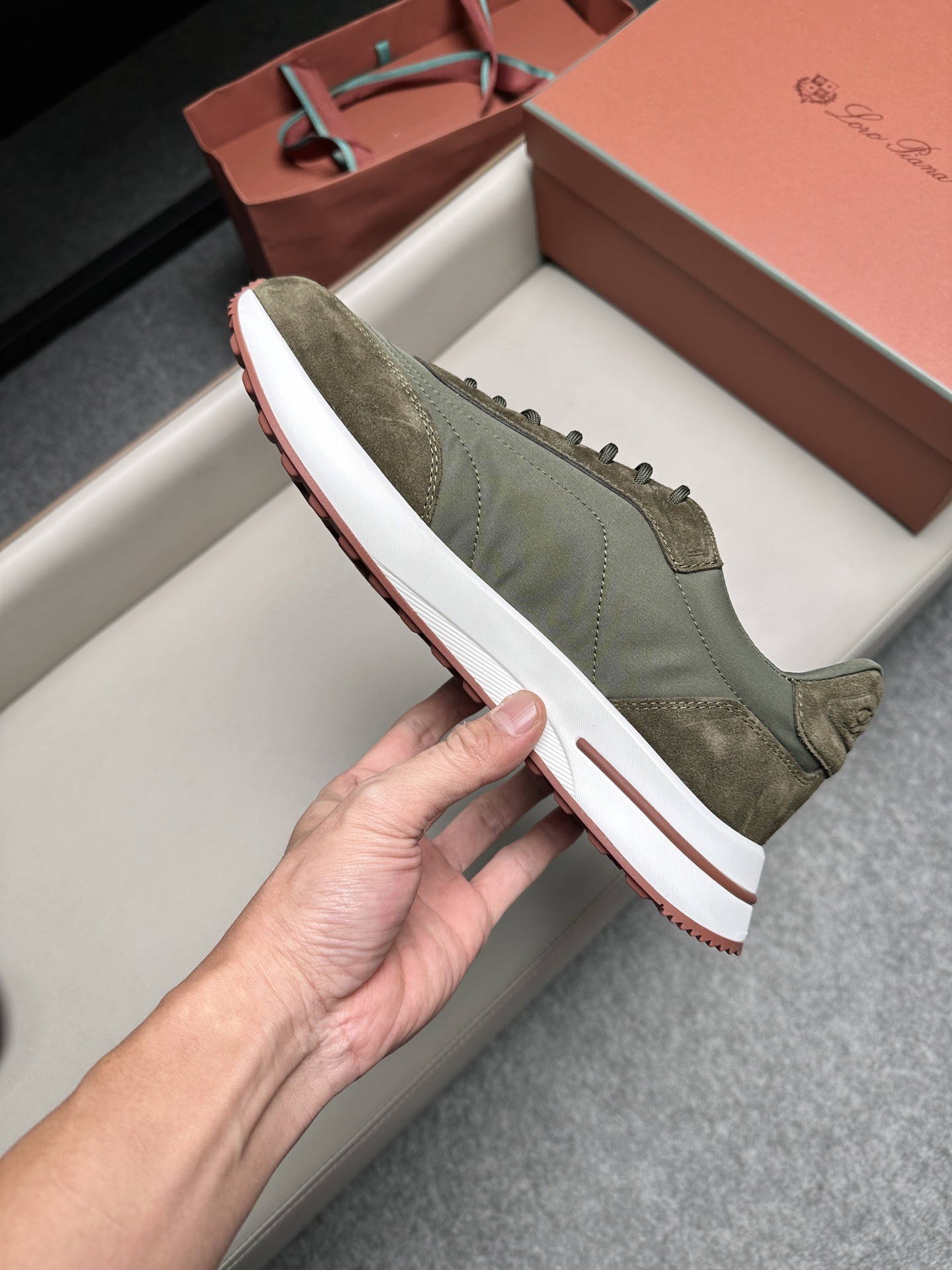 Кроссовки мужские в стиле Loro Piana оливкового цвета