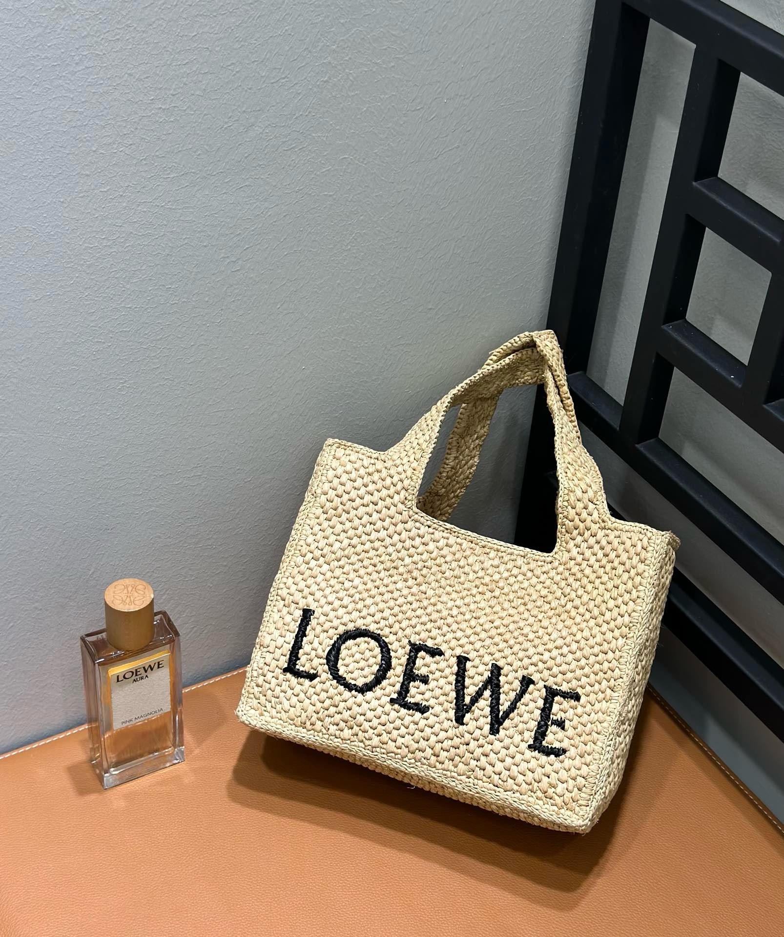 Сумка женская Loewe Tote бежевого цвета с чёрной вышивкой(24 см.)
