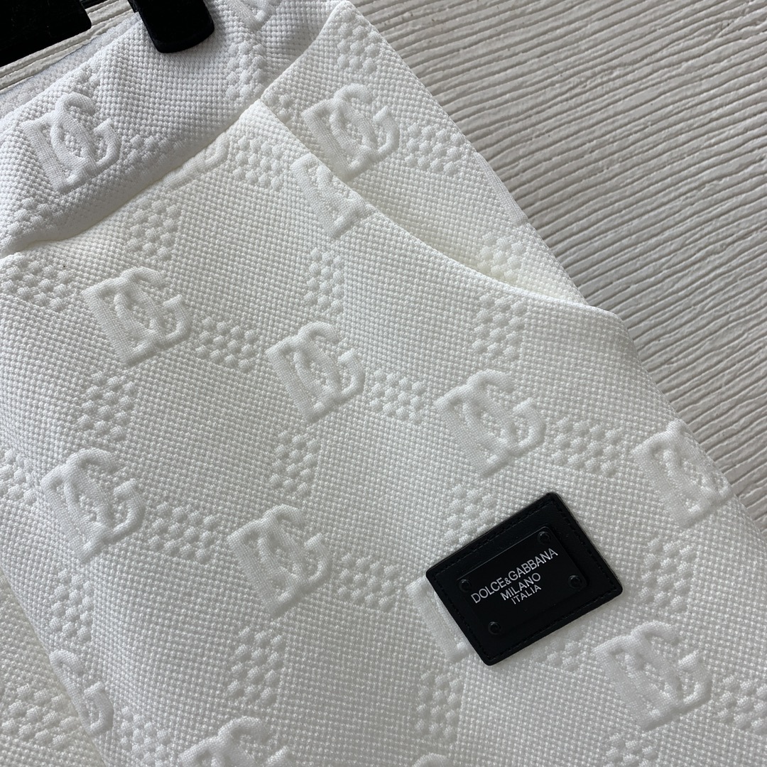 Костюм женский в стиле Dolce & Gabbana с фактурным логотипом: жакет и брюки