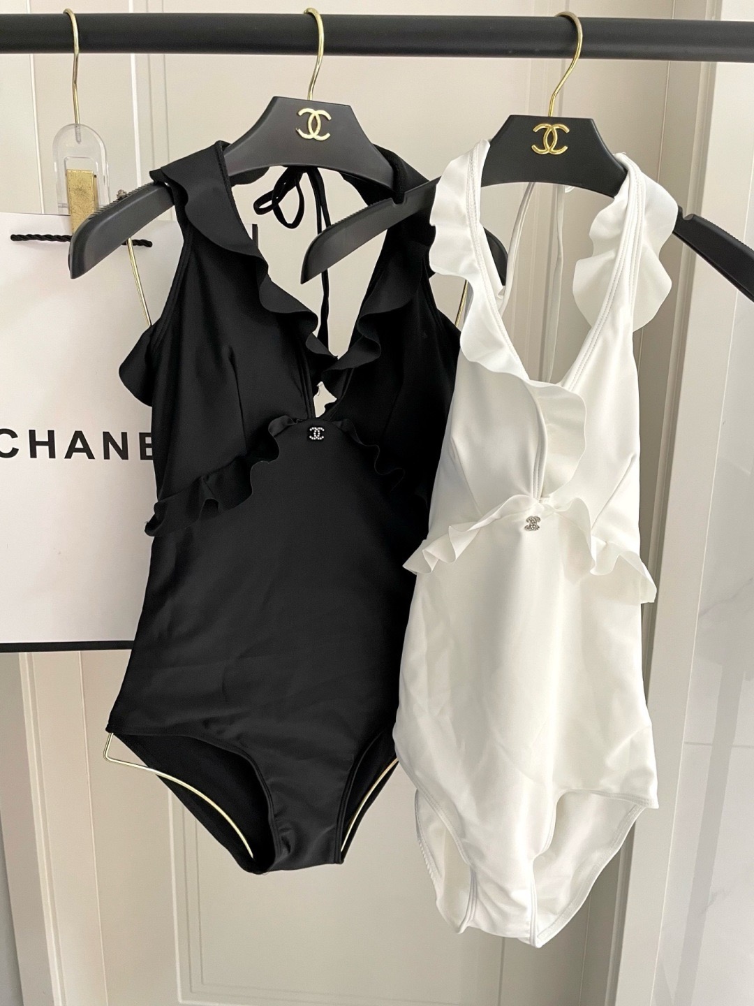 Купальник слитный женский в стиле Chanel чёрного цвета с оборками и завязками