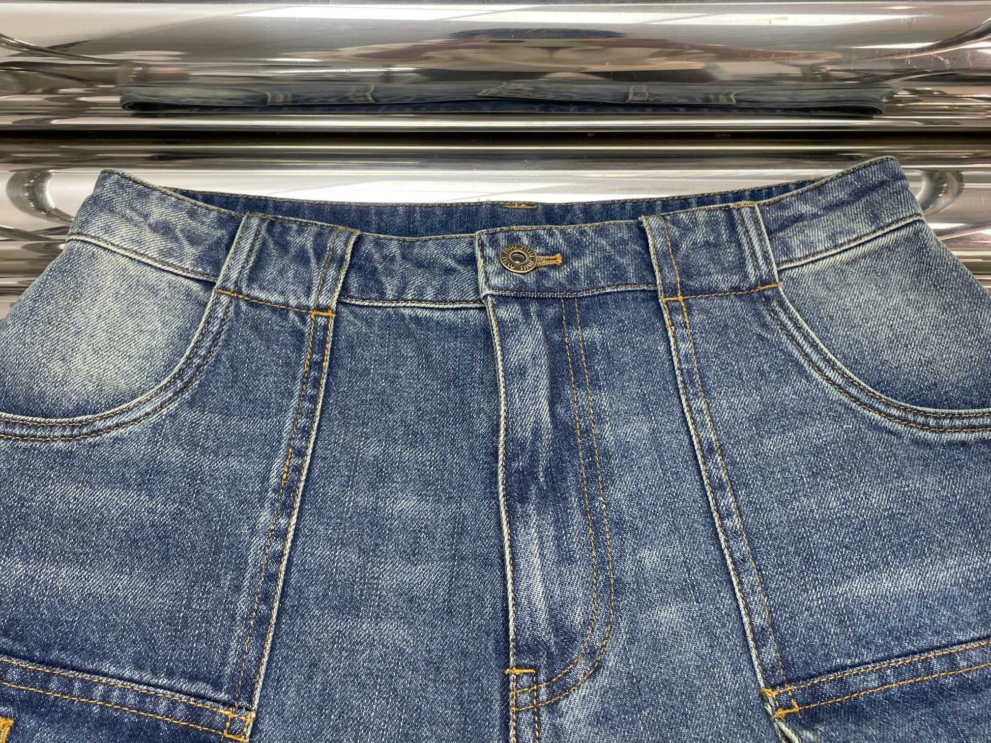 Джинсы женские в стиле Miu Miu синего цвета с эффектом потертости и широким силуэтом