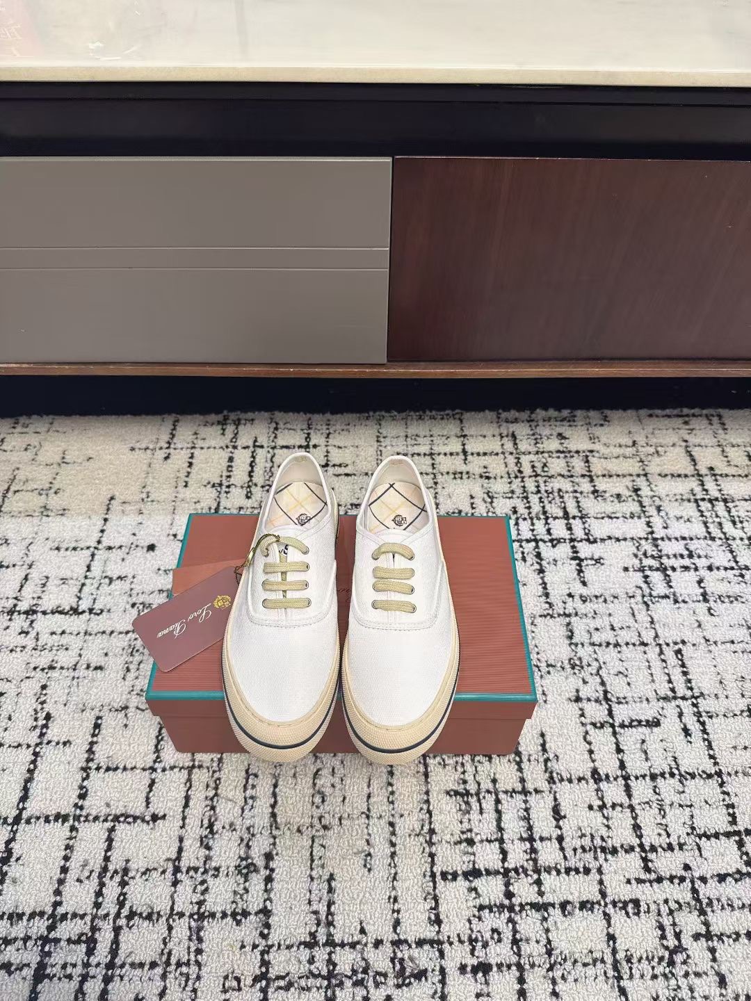 Кеды женские в стиле Loro Piana бежевого цвета