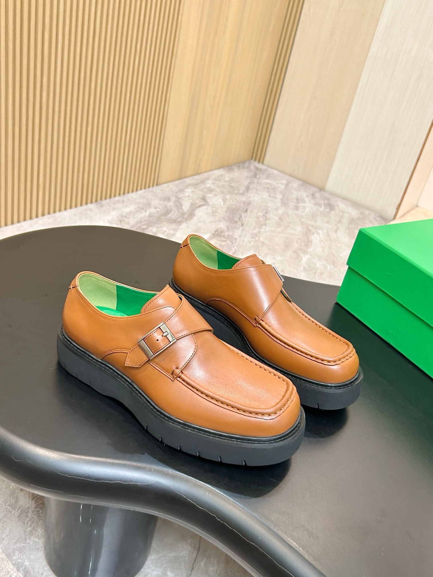 Туфли мужские Bottega Veneta из гладкой натуральной кожи коньячного цвета