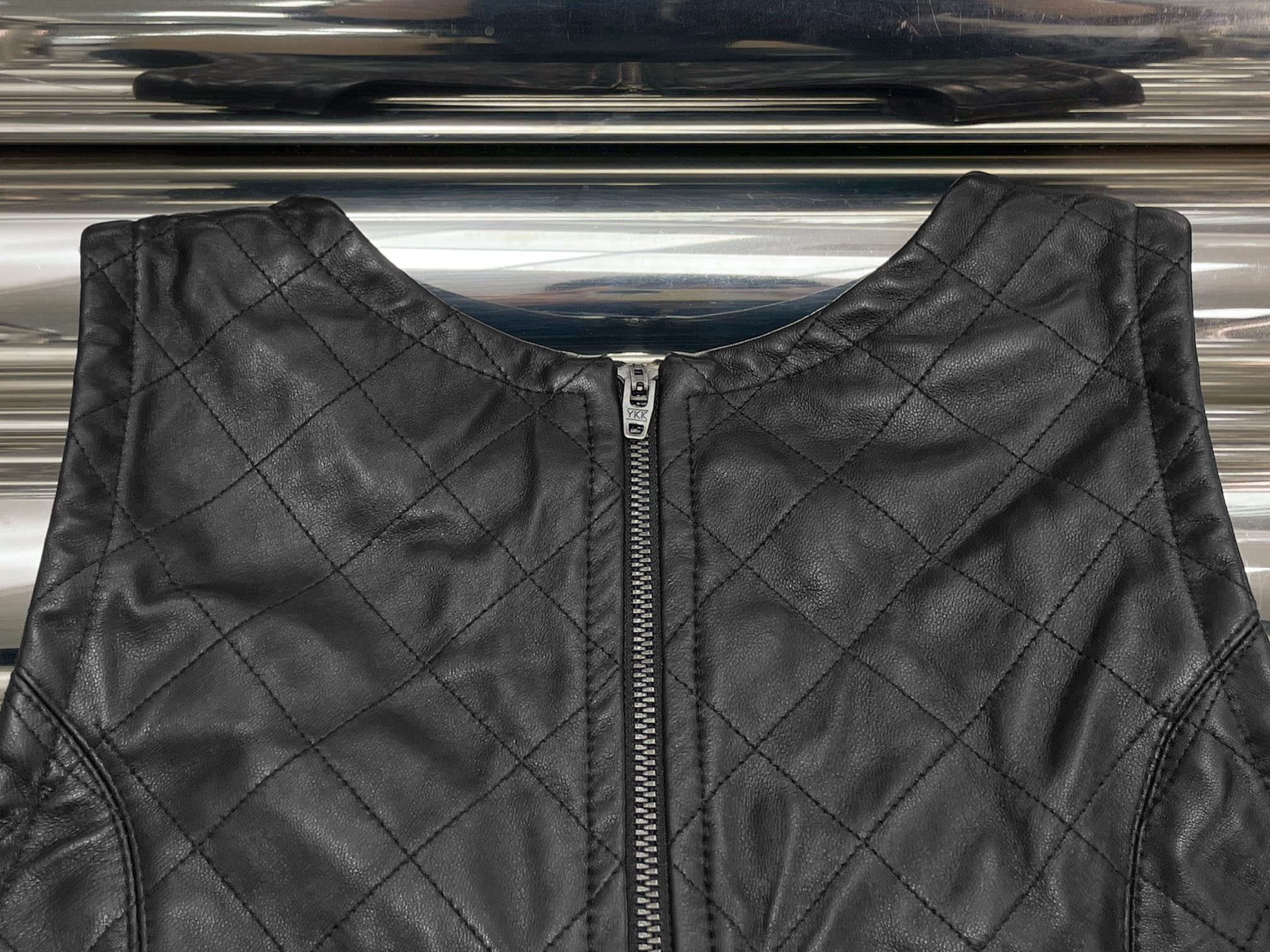 Платье женское в стиле R13 чёрного цвета с кожаной вставкой и прямым силуэтом без рукавов