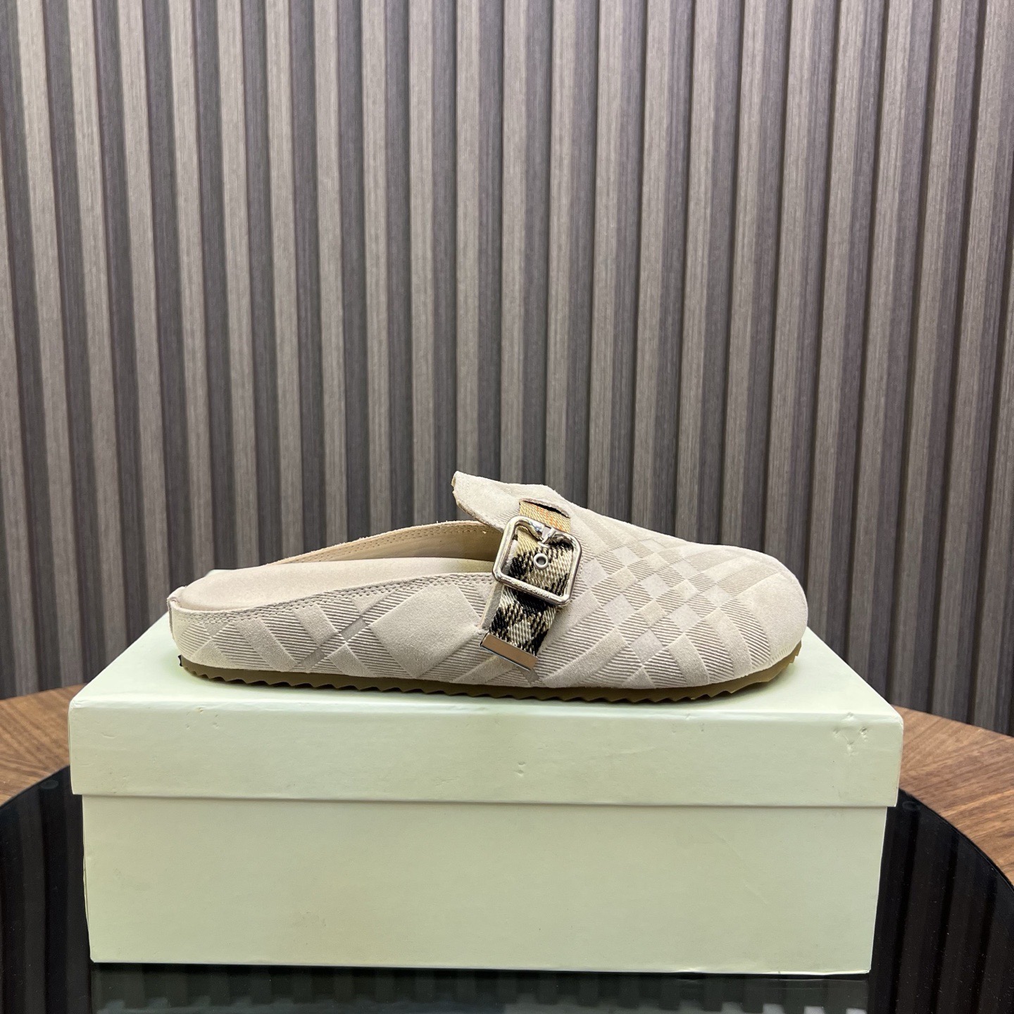 Мюли мужские в стиле Burberry светло-бежевого цвета с фирменной клеткой