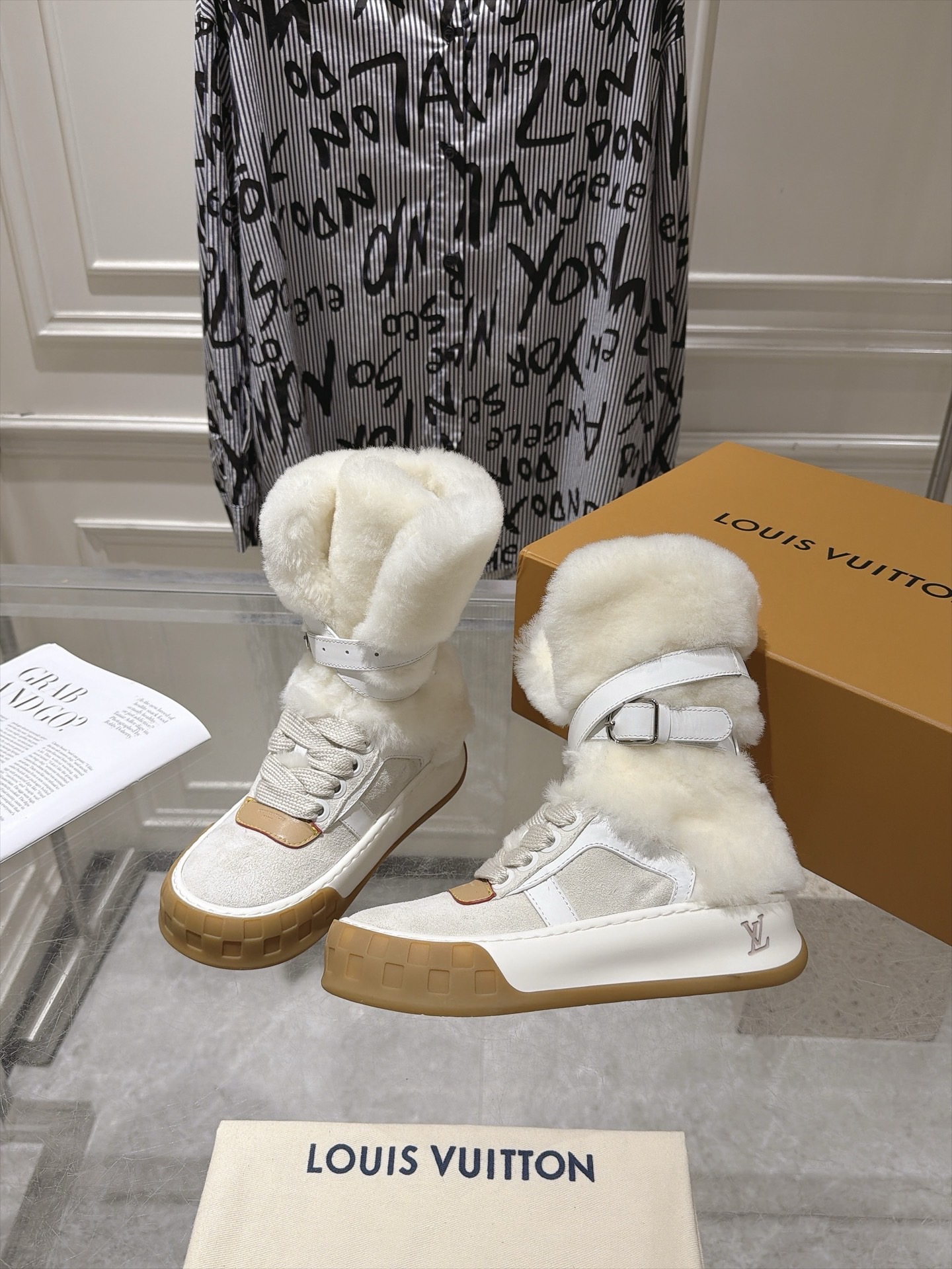 Ботинки женские Louis Vuitton белого цвета