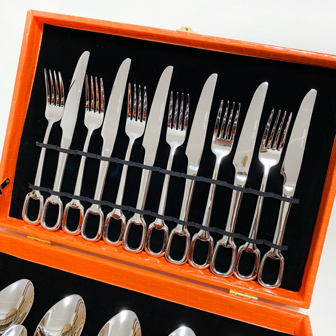 Набор столовых приборов в стиле Hermès серебристого цвета с декоративными ручками в подарочном кейсе (24 предмета)