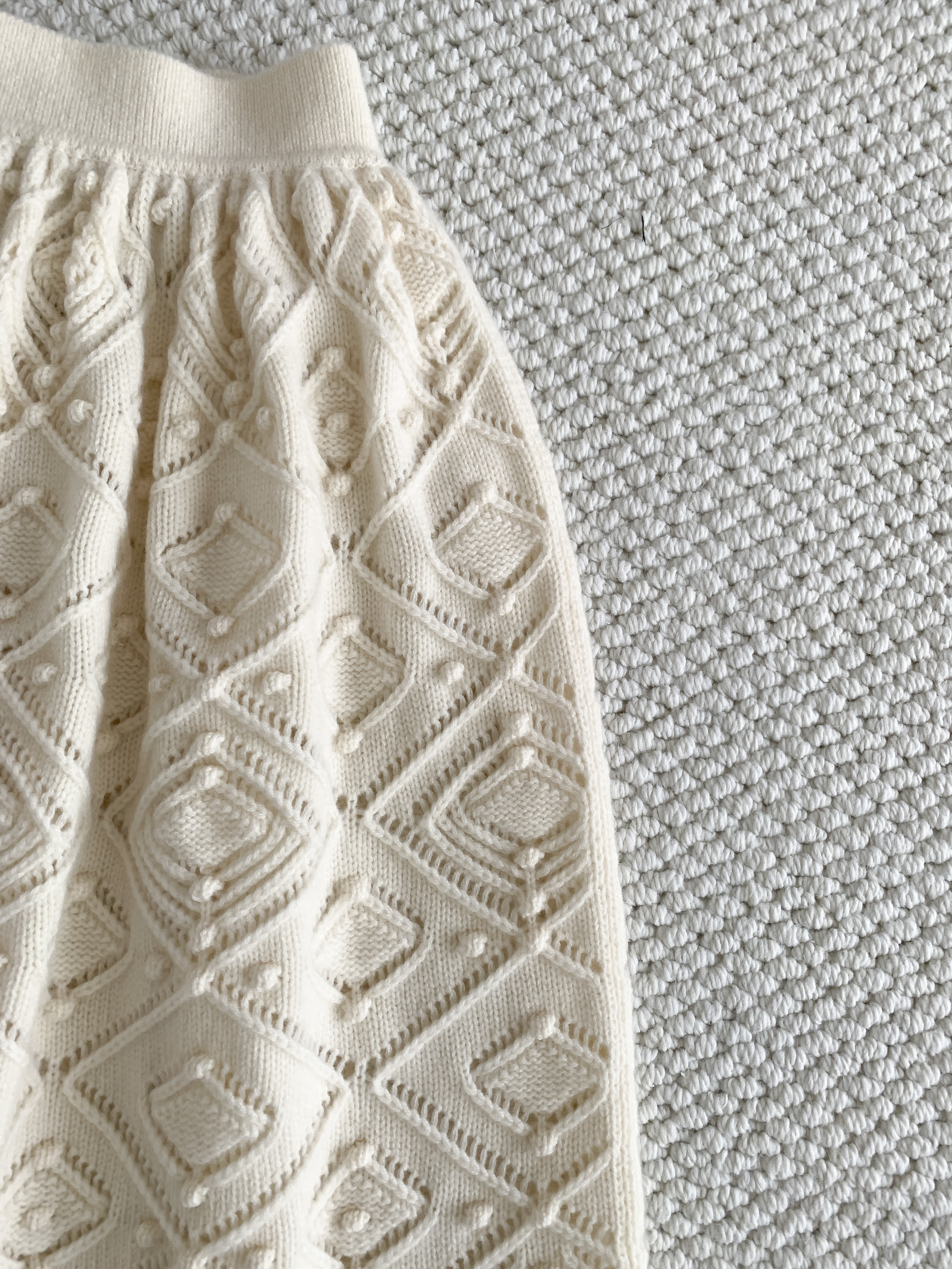 Юбка женская в стиле Loro Piana из кашемира с фактурной вязкой молочного цвета