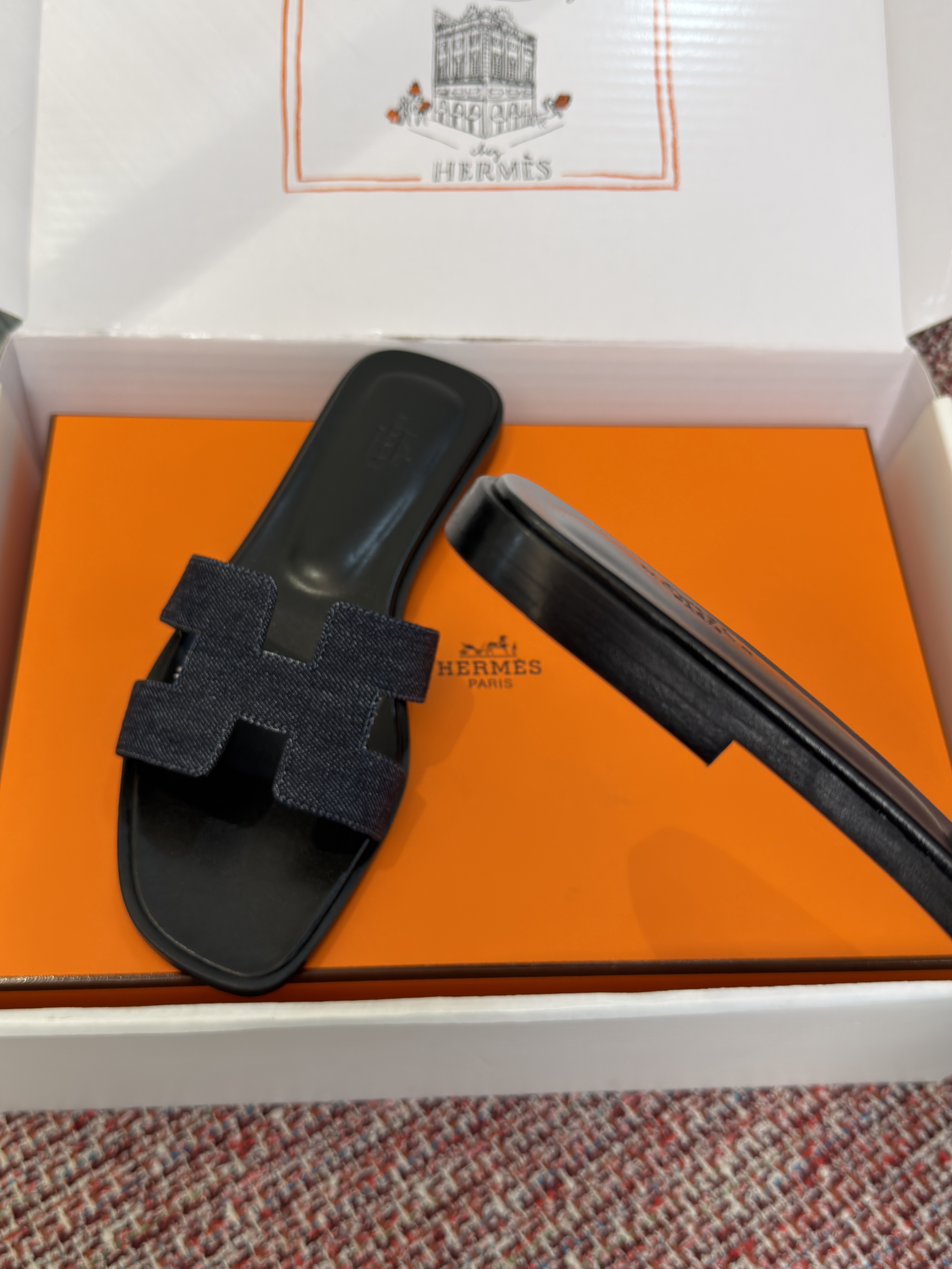 Шлёпанцы женские в стиле Hermès Oran тёмно-серого цвета