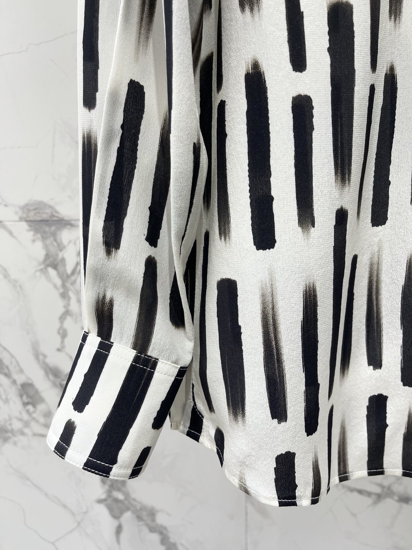 Рубашка женская в стиле Saint Laurent с принтом свободного кроя черно-белого цвета