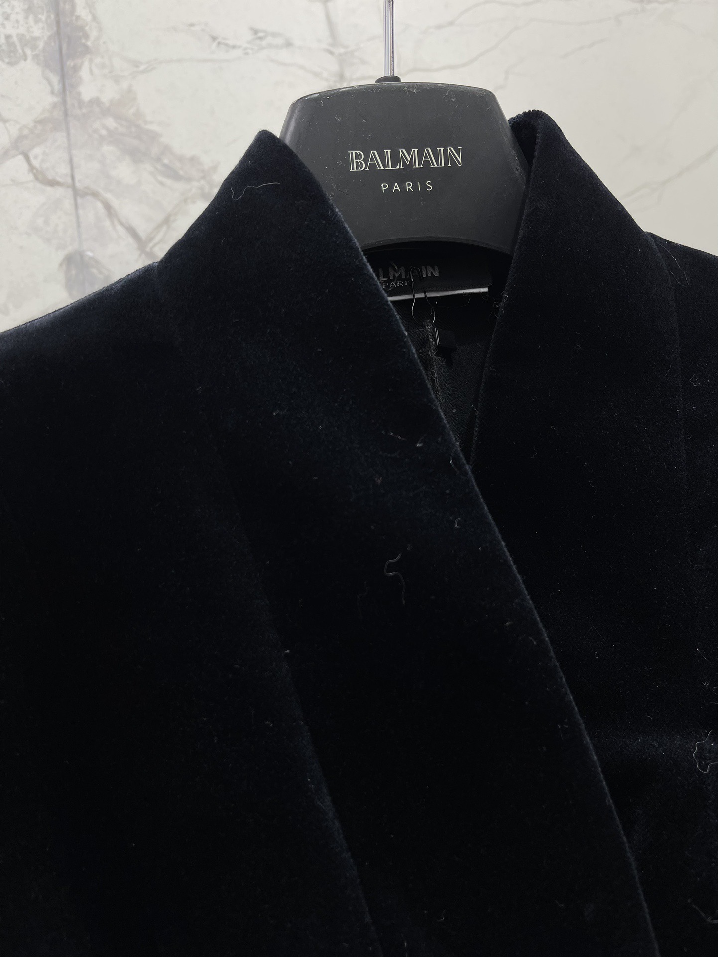 Пиджак женский в стиле Balmain из бархатной ткани тёмно-синего цвета с золотистой пуговицей