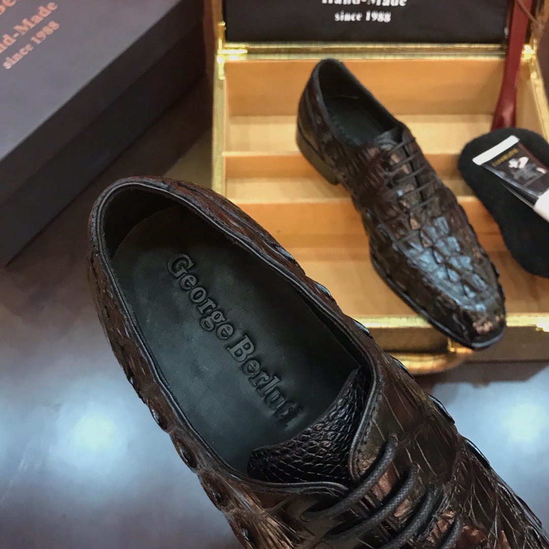 Туфли мужские в стиле Berluti из цельной кожи крокодила черного цвета