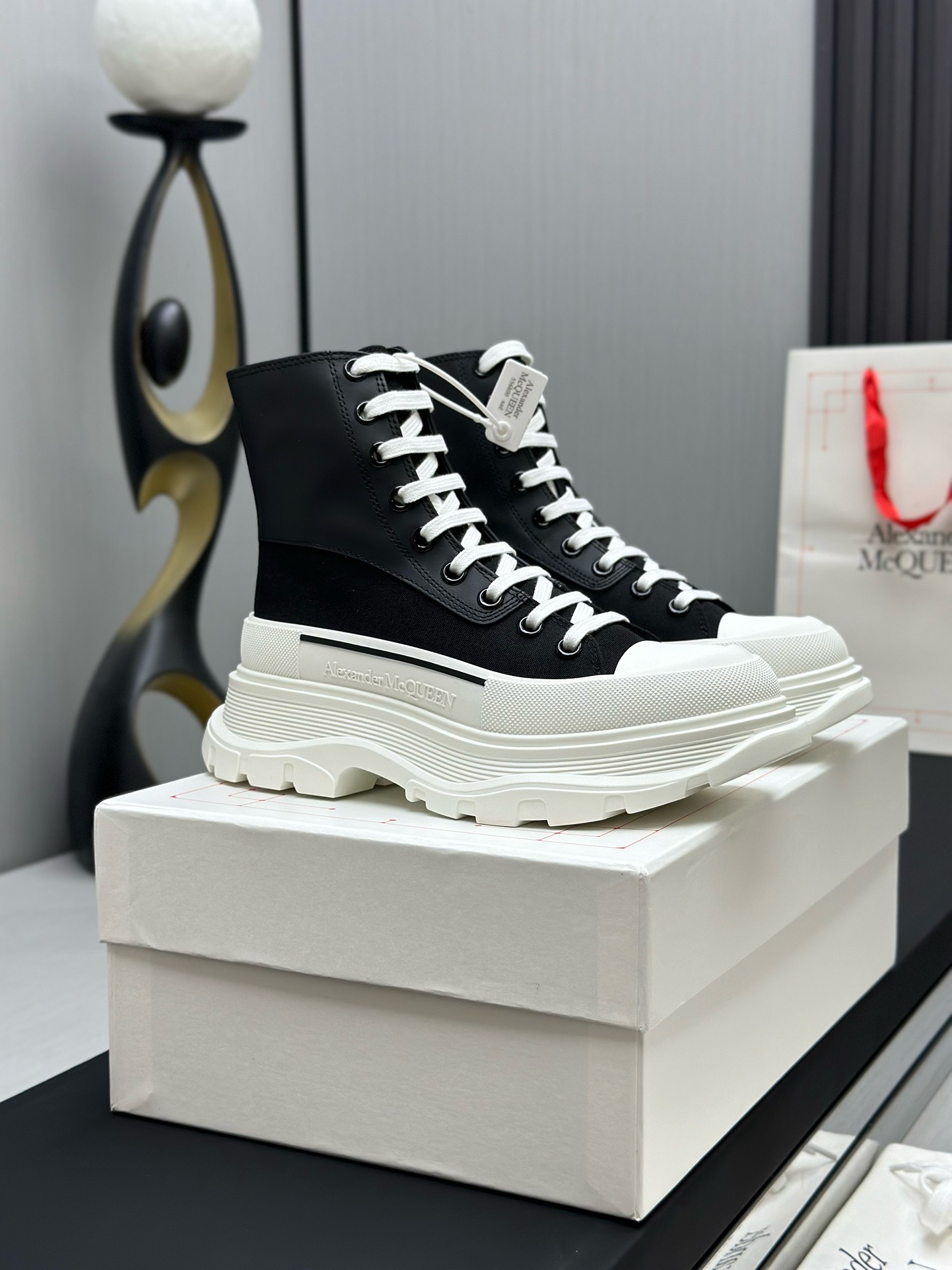 Кеды в стиле Alexander McQueen чёрного цвета с белыми акцентами