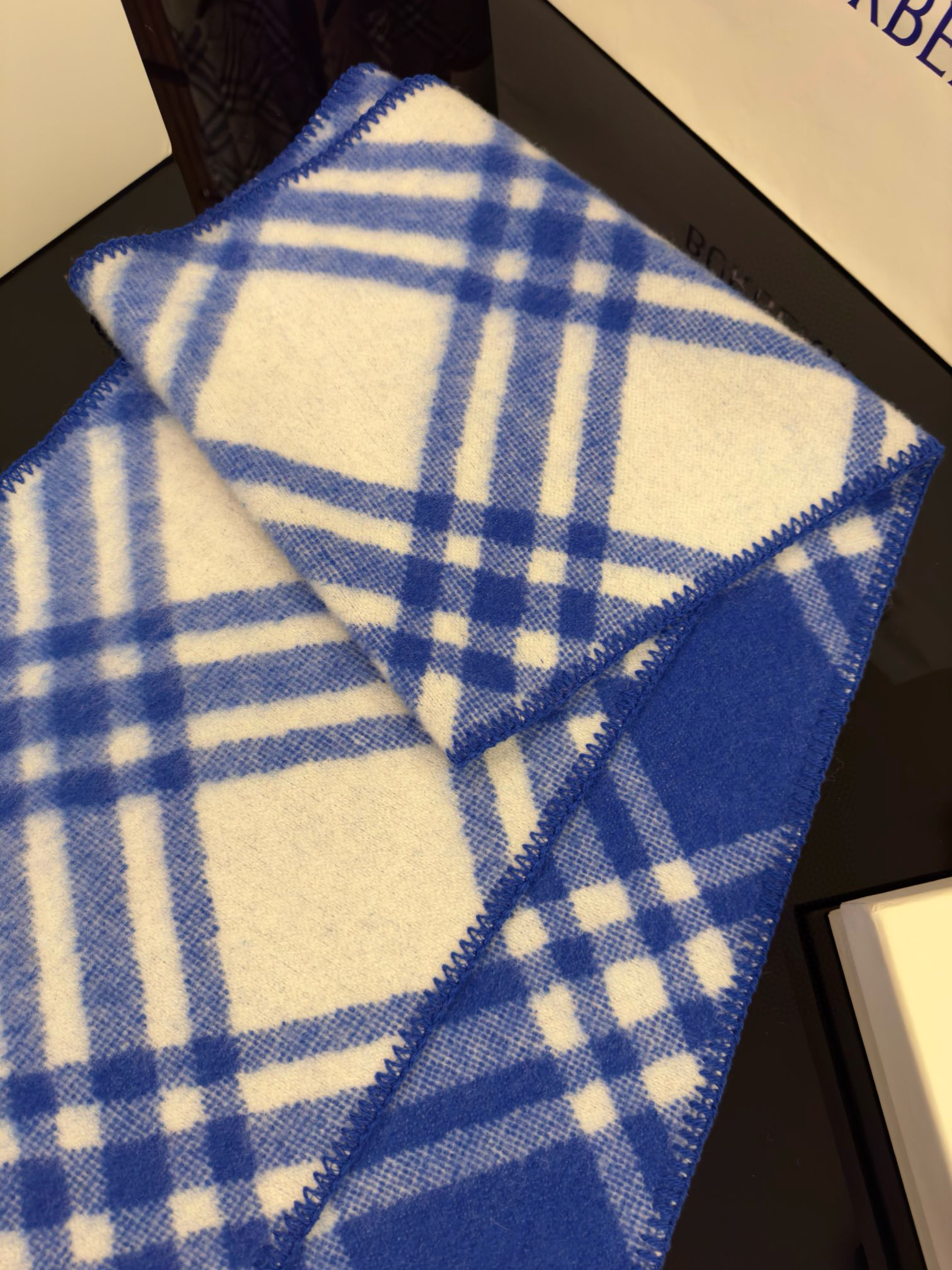 Шарф унисекс в стиле Burberry двусторонний из мягкой шерсти с диагональной клеткой сине-молочного  цвета