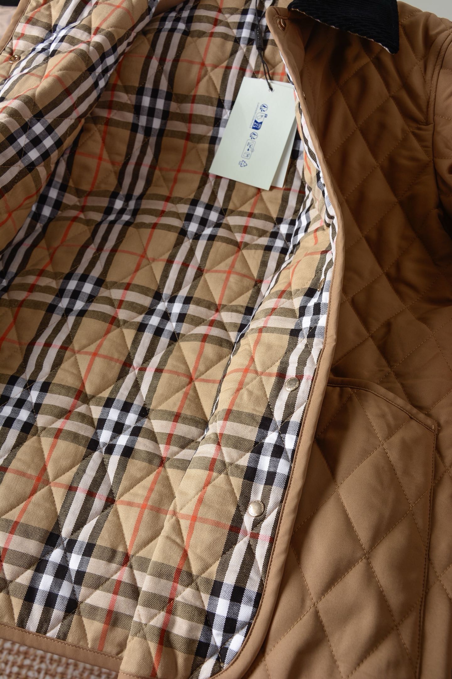 Куртка женская в стиле Burberry укороченная светло-коричневого цвета