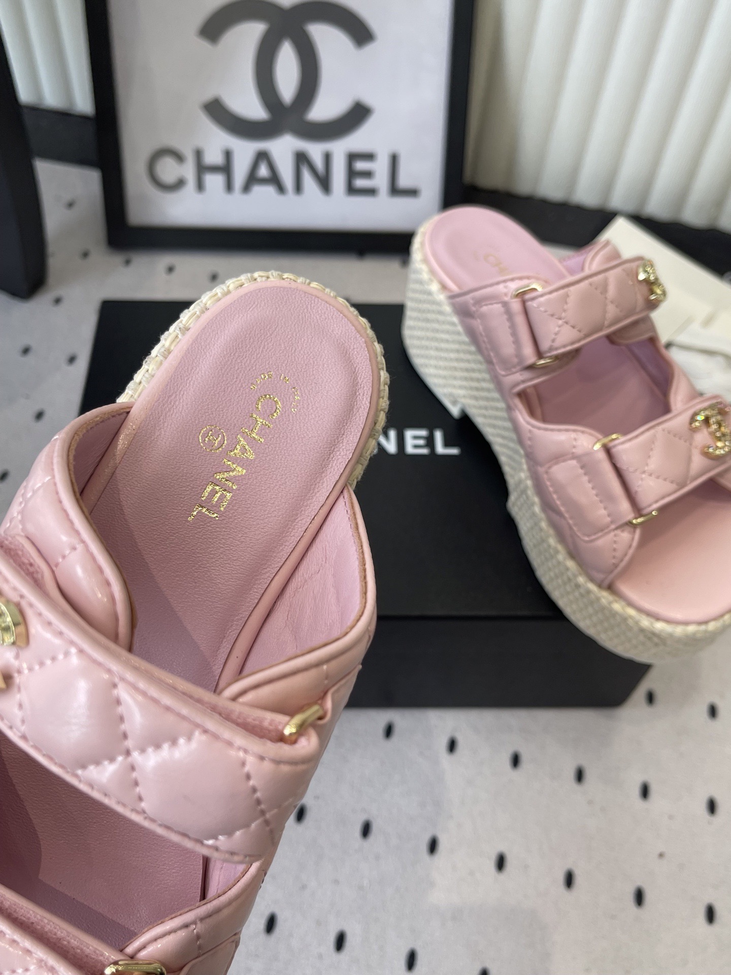 Шлёпанцы женские в стиле Chanel розового цвета на платформе