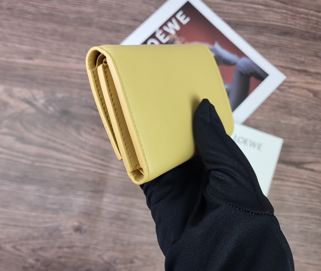 Кошелёк женский в стиле Loewe L1104 жёлтого цвета