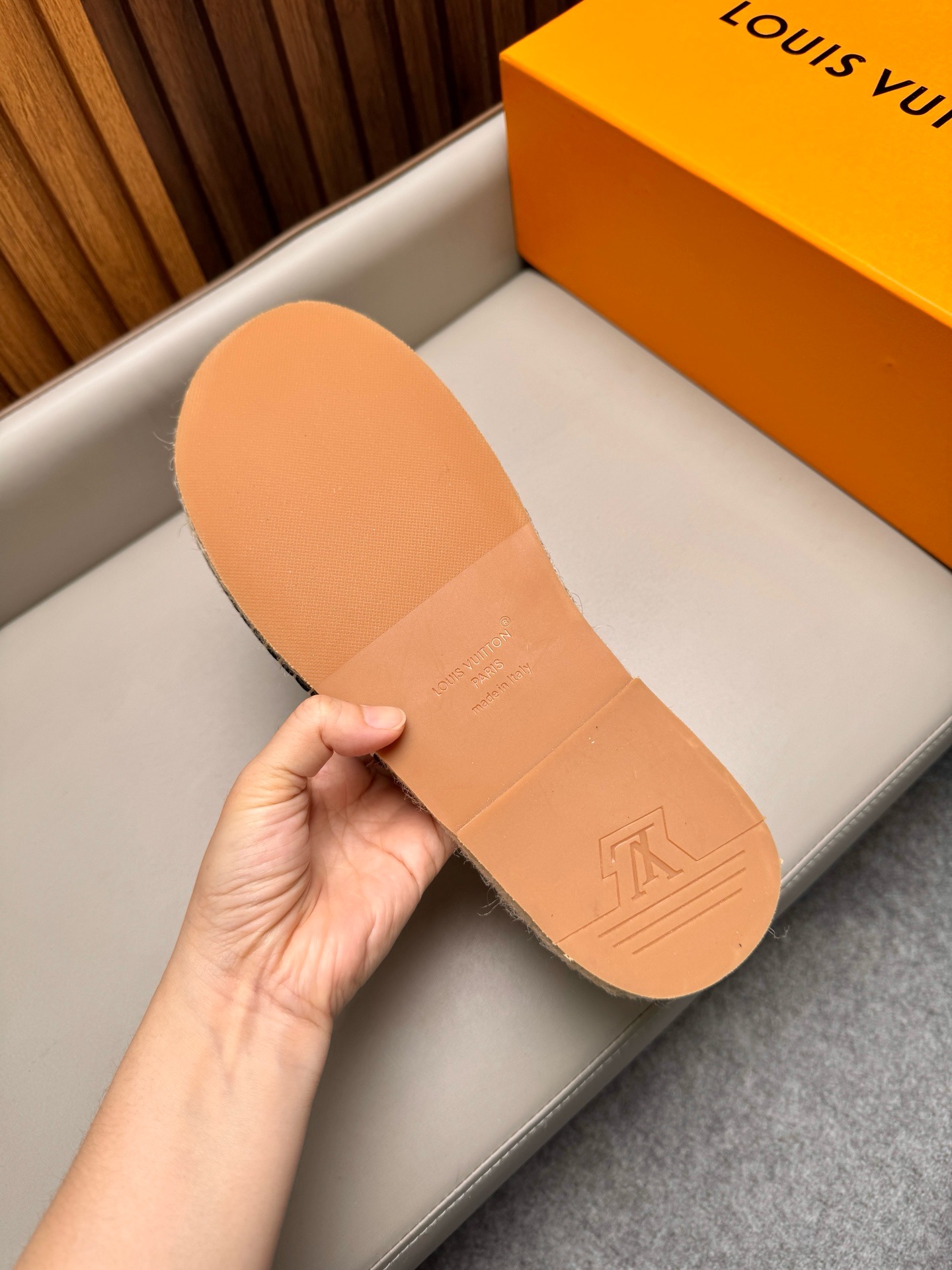 Шлёпанцы мужские Louis Vuitton черного цвета