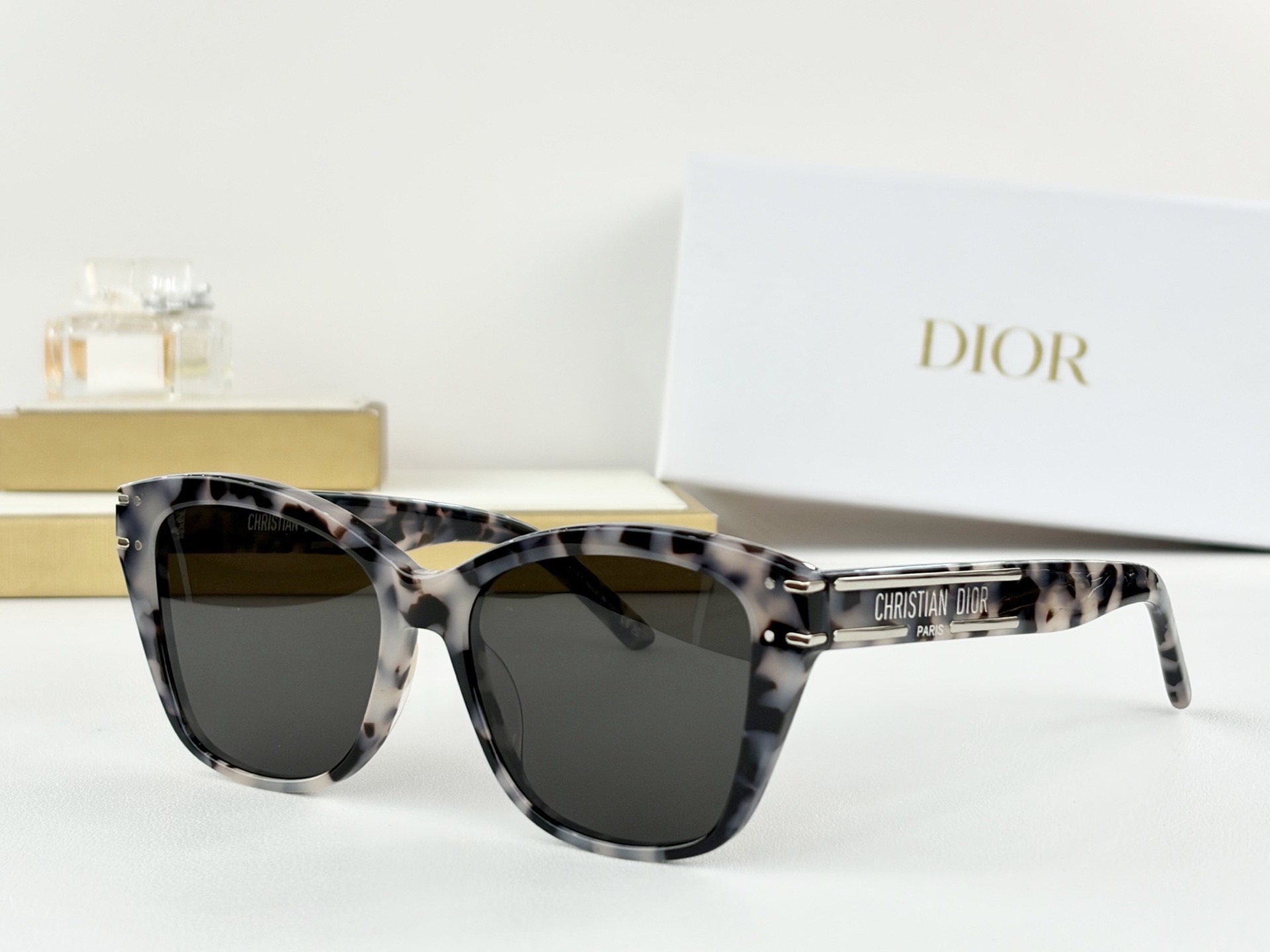 Очки солнцезащитные женские в стиле Dior DiorSignature B3I