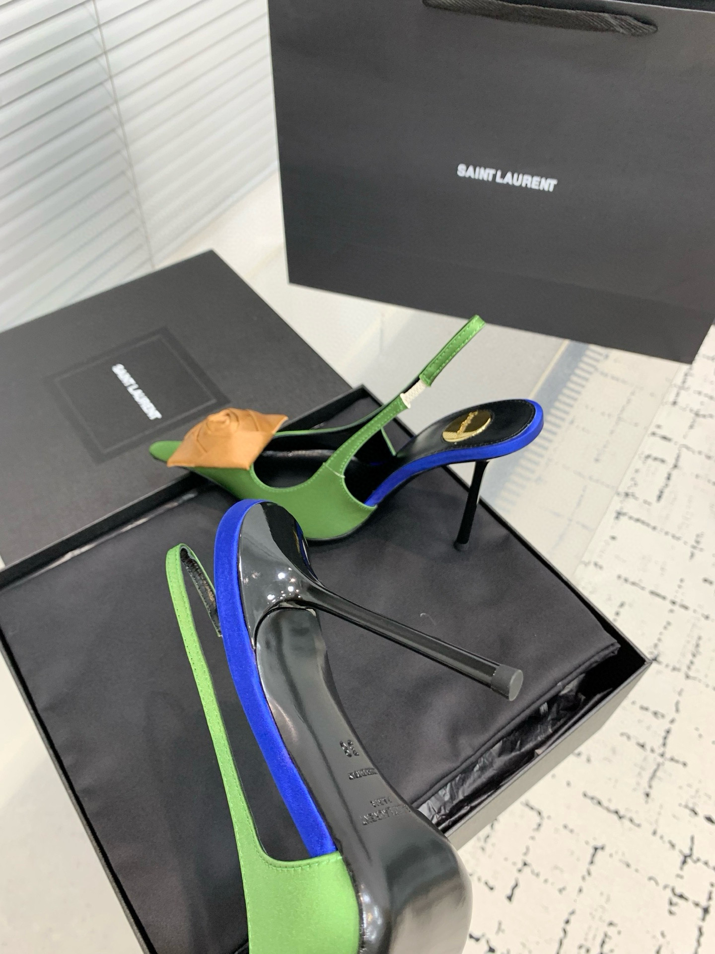 Туфли женские Saint Laurent с цветком slingback салатового цвета с золотистым декором