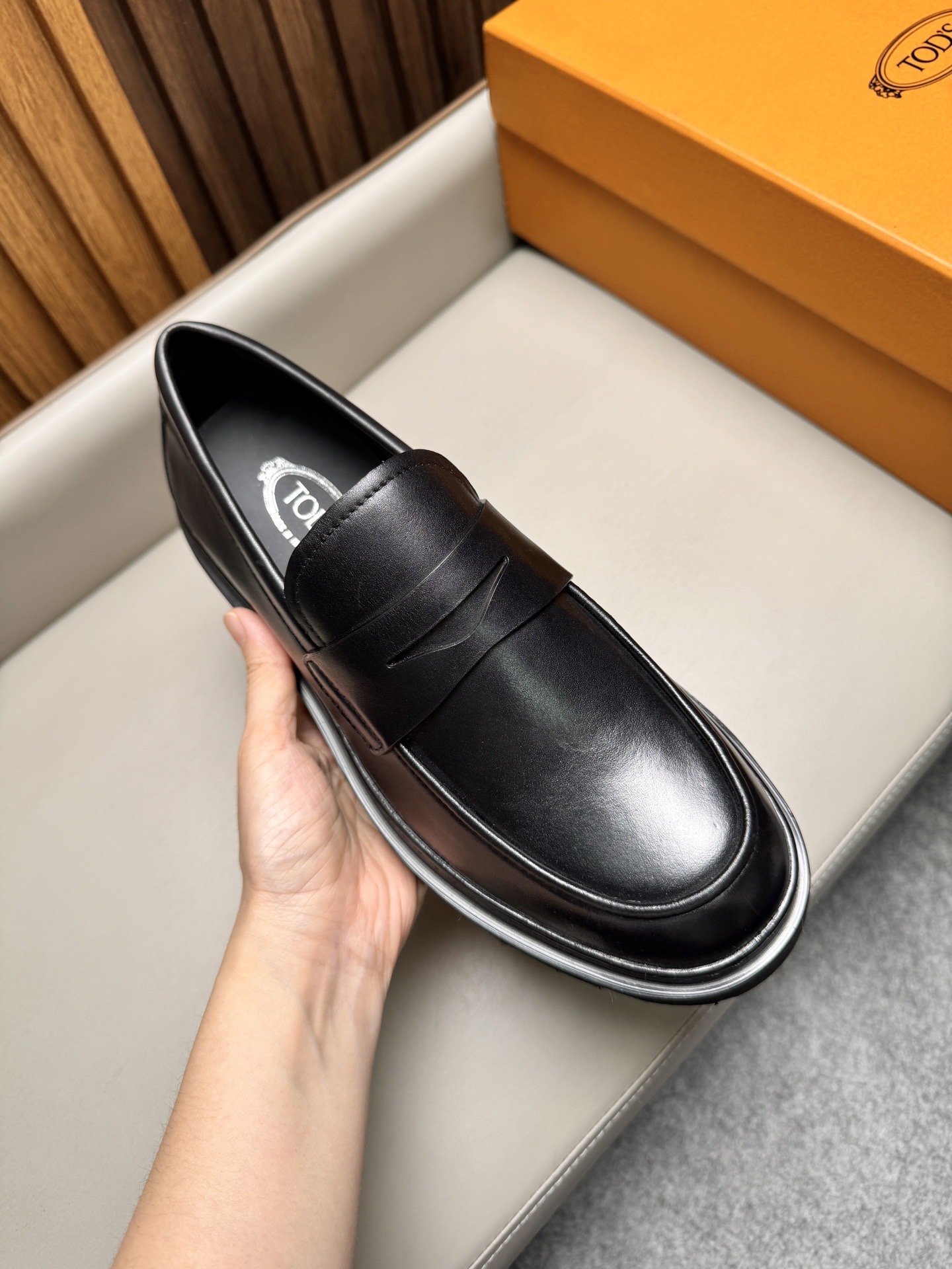 Лоферы мужские в стиле Tod’s черного цвета на массивной подошве