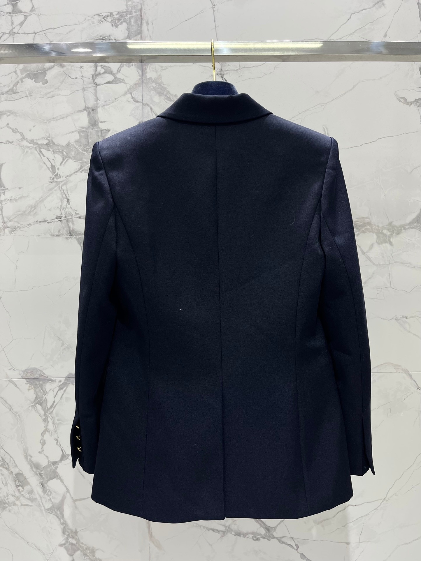 Пиджак женский в стиле Louis Vuitton тёмно-синего цвета с контрастным лацканом и золотыми пуговицами