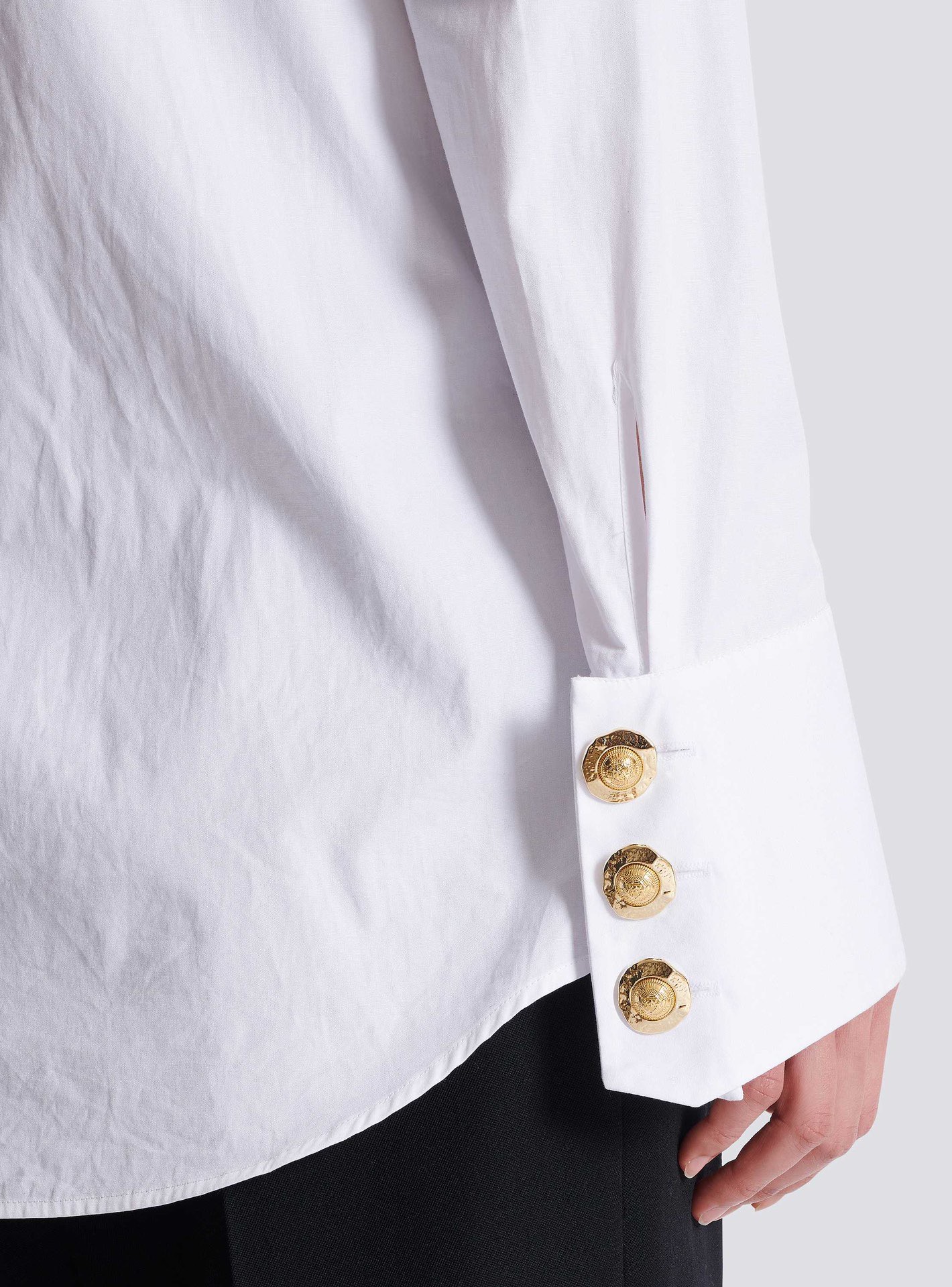 Блуза женская в стиле Balmain белого цвета с объёмными рюшами