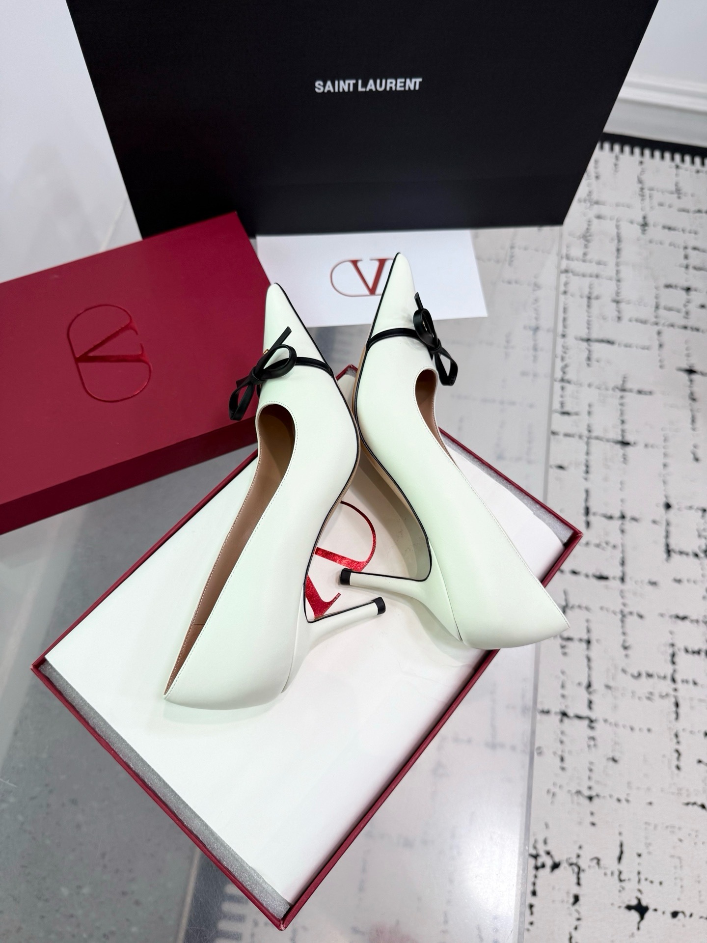 Туфли женские Valentino Garavani VLogo с бантом молочного цвета