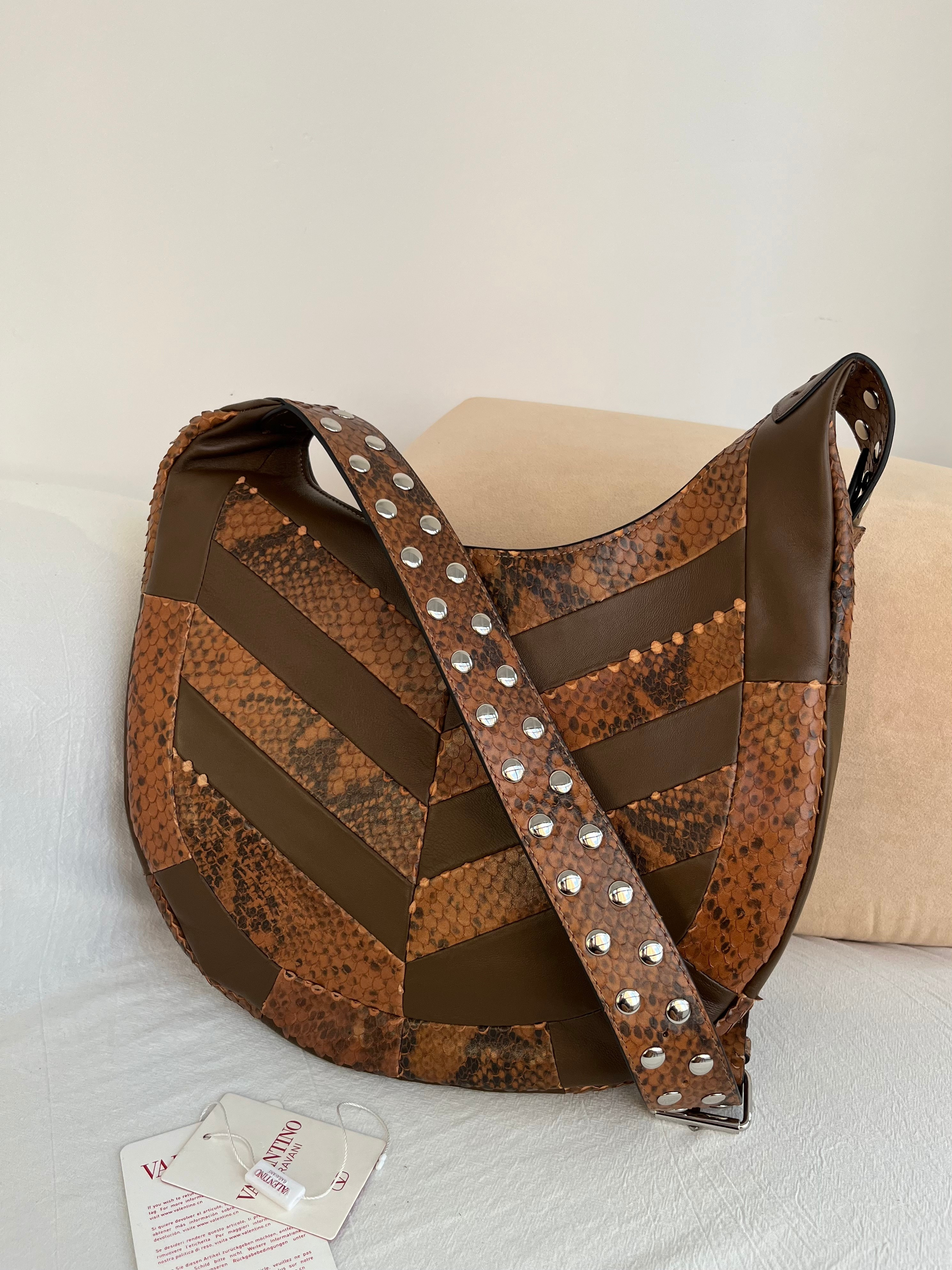 Сумка женская в стиле Valentino Garavani Hoboho Hobo коричневого цвета с фактурной отделкой(35 cм)