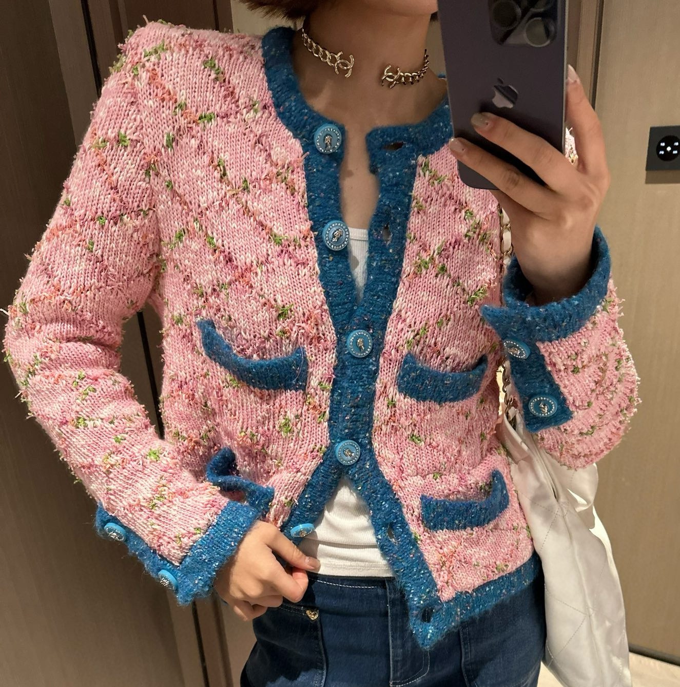 Кардиган женский в стиле Chanel из шерстяного твида розового цвета с контрастной отделкой