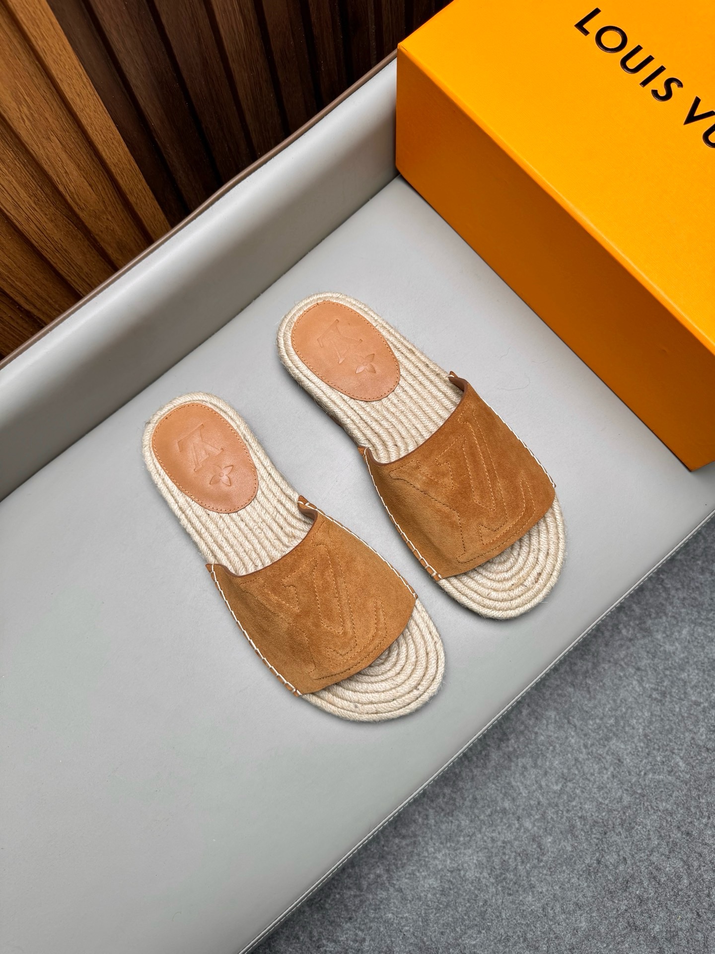 Шлёпанцы мужские в стиле Louis Vuitton из натуральной замши рыжего цвета