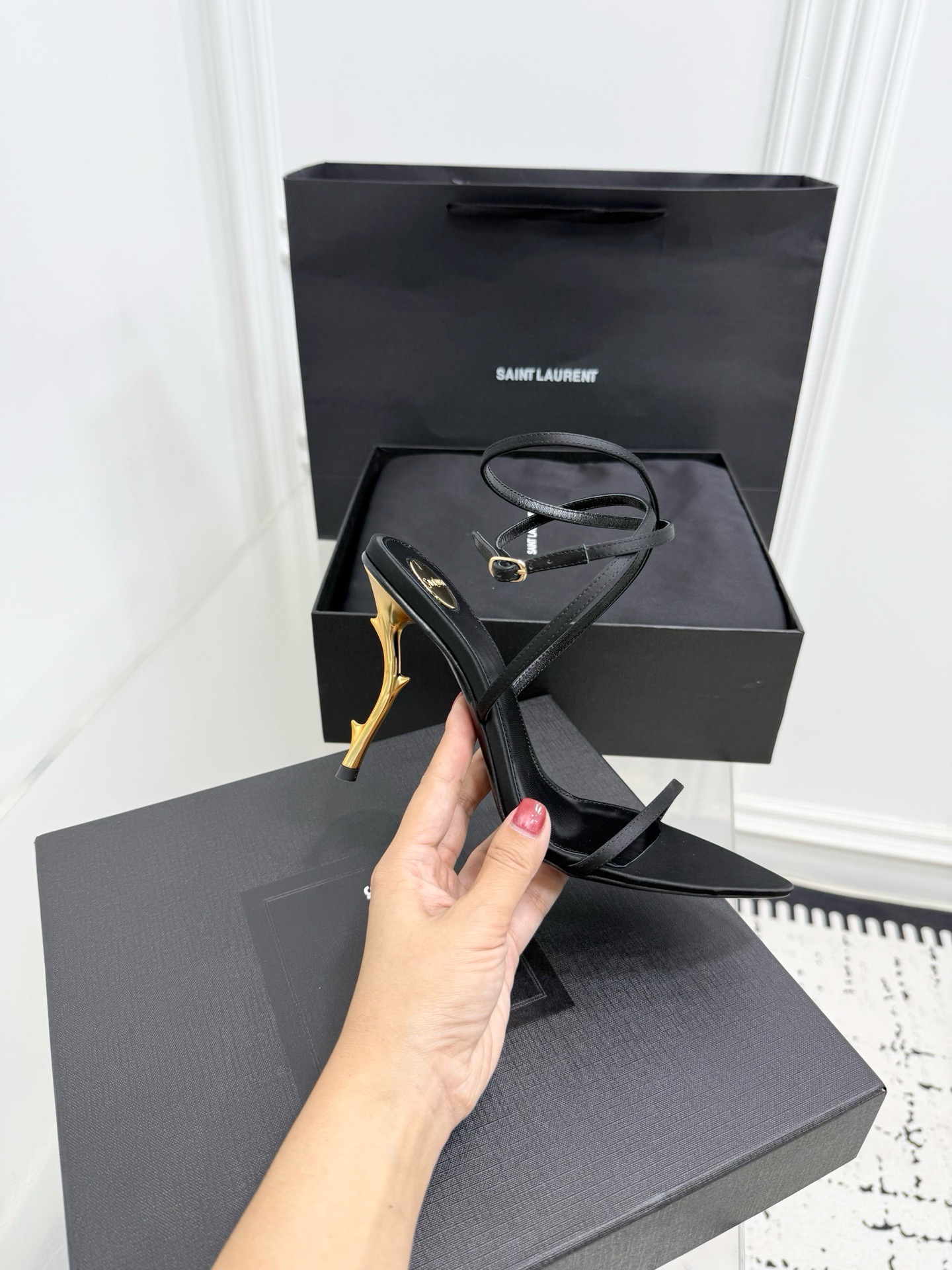 Босоножки женские в стиле Saint Laurent с декоративными кристаллами черного цвета