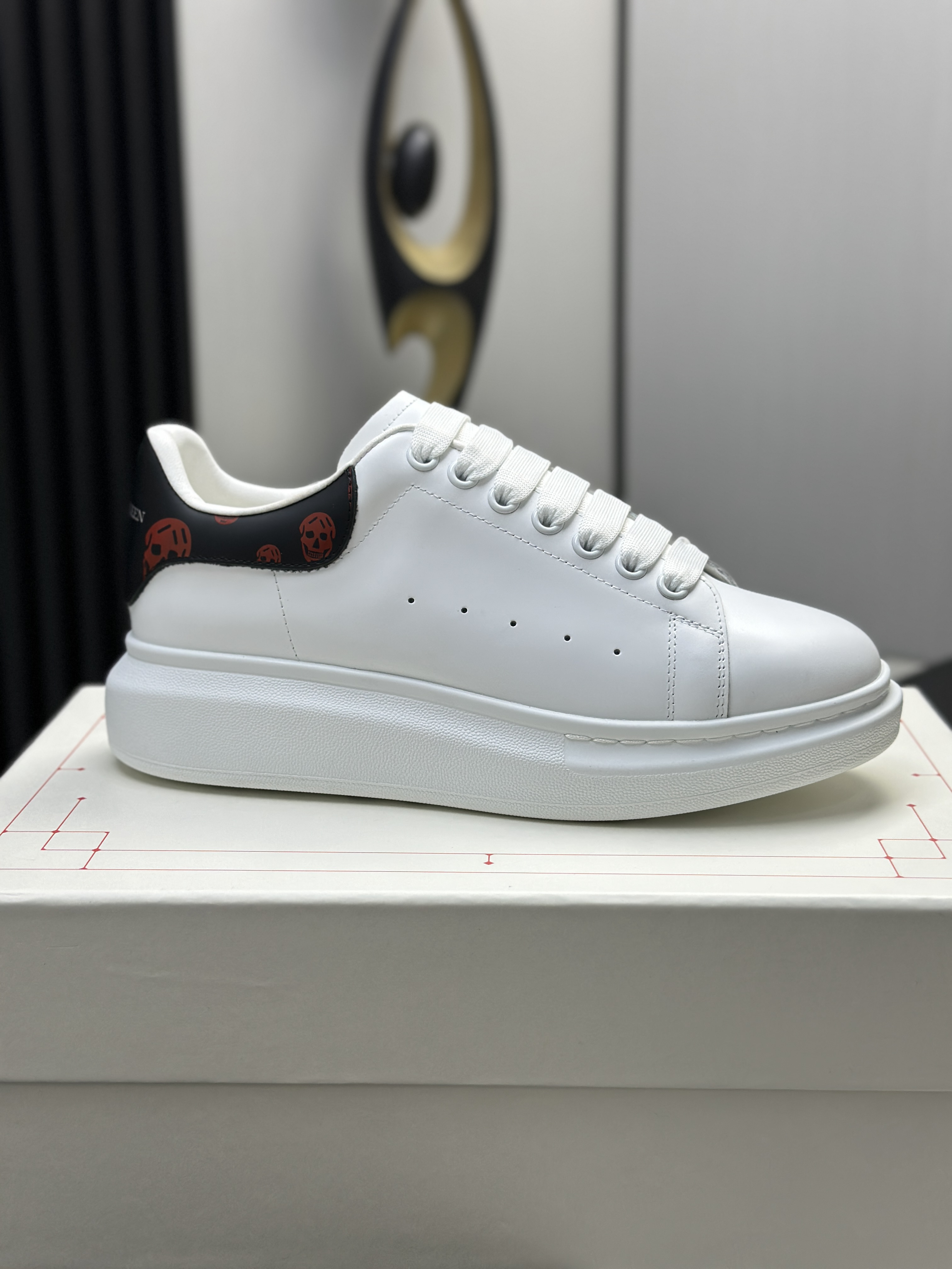 Кроссовки в стиле Alexander McQueen Oversized Sneaker белого цвета с контрастной пяткой