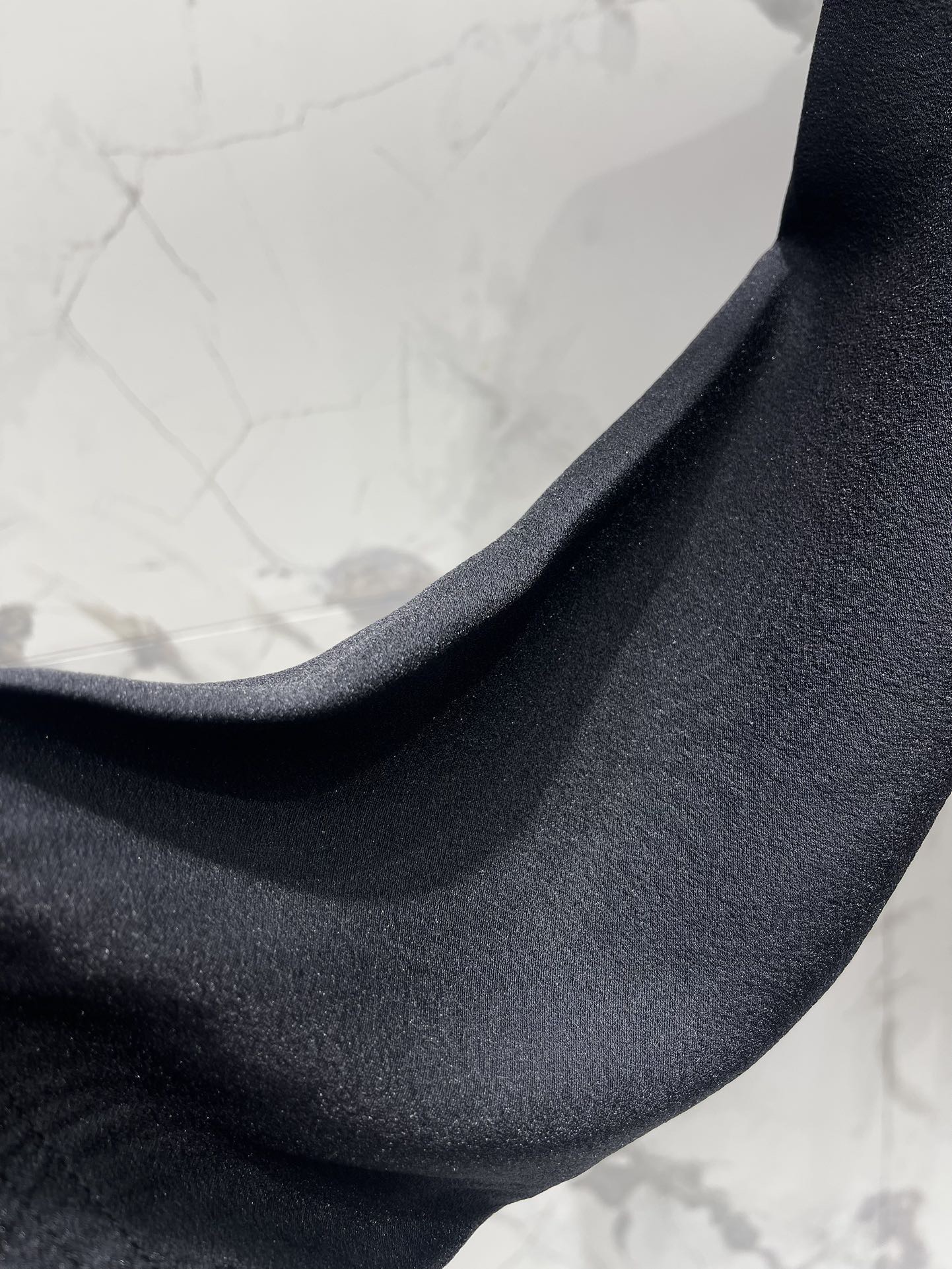 Блуза женская в стиле Balmain из гладкого текстиля черного цвета с драпированным воротником