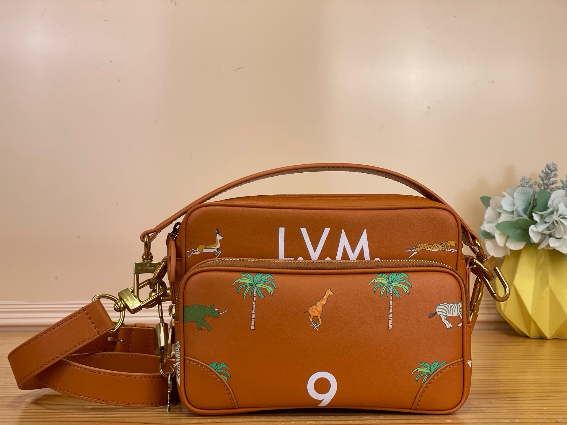 Сумка Louis Vuitton Nil GM x The Darjeeling Limited  коричневого цвета с принтом