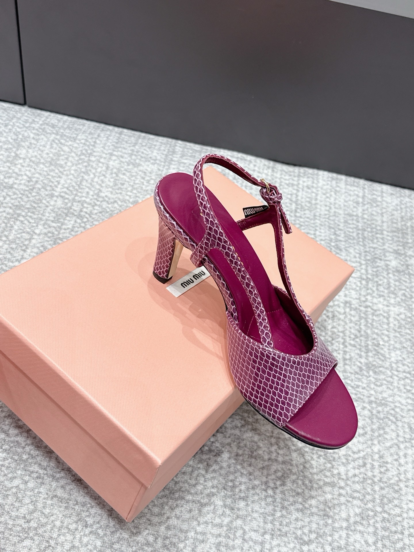 Босоножки женские Miu Miu фиолетового цвета