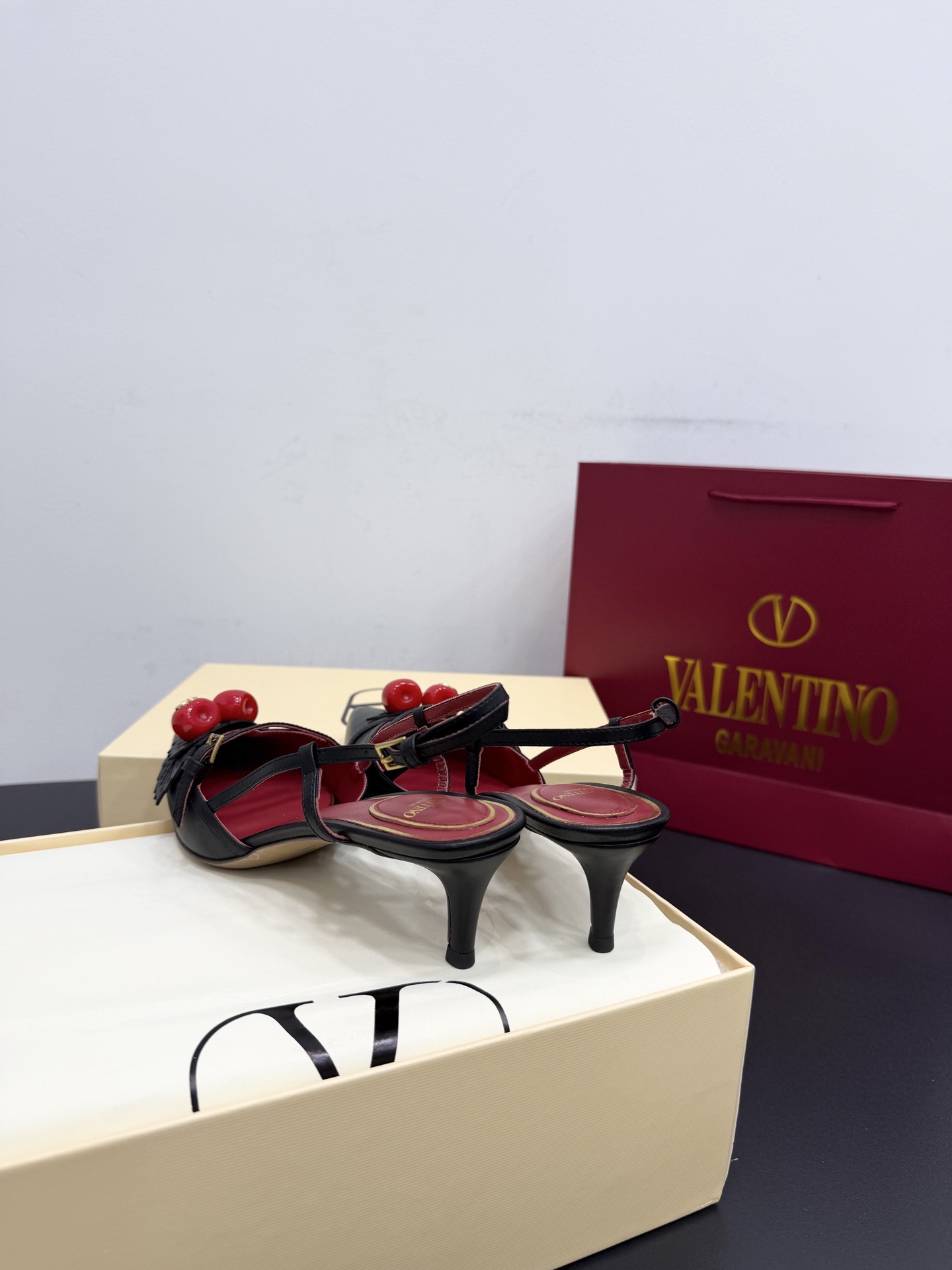 Туфли женские в стиле Valentino VLogo из натуральной кожи чёрного цвета с декором