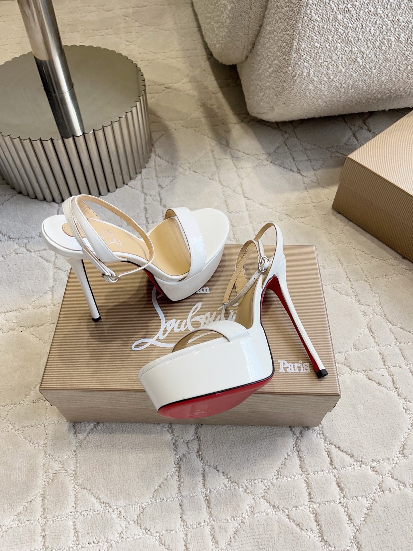 Босоножки женские в стиле Christian Louboutin So Kate на платформе белого цвета