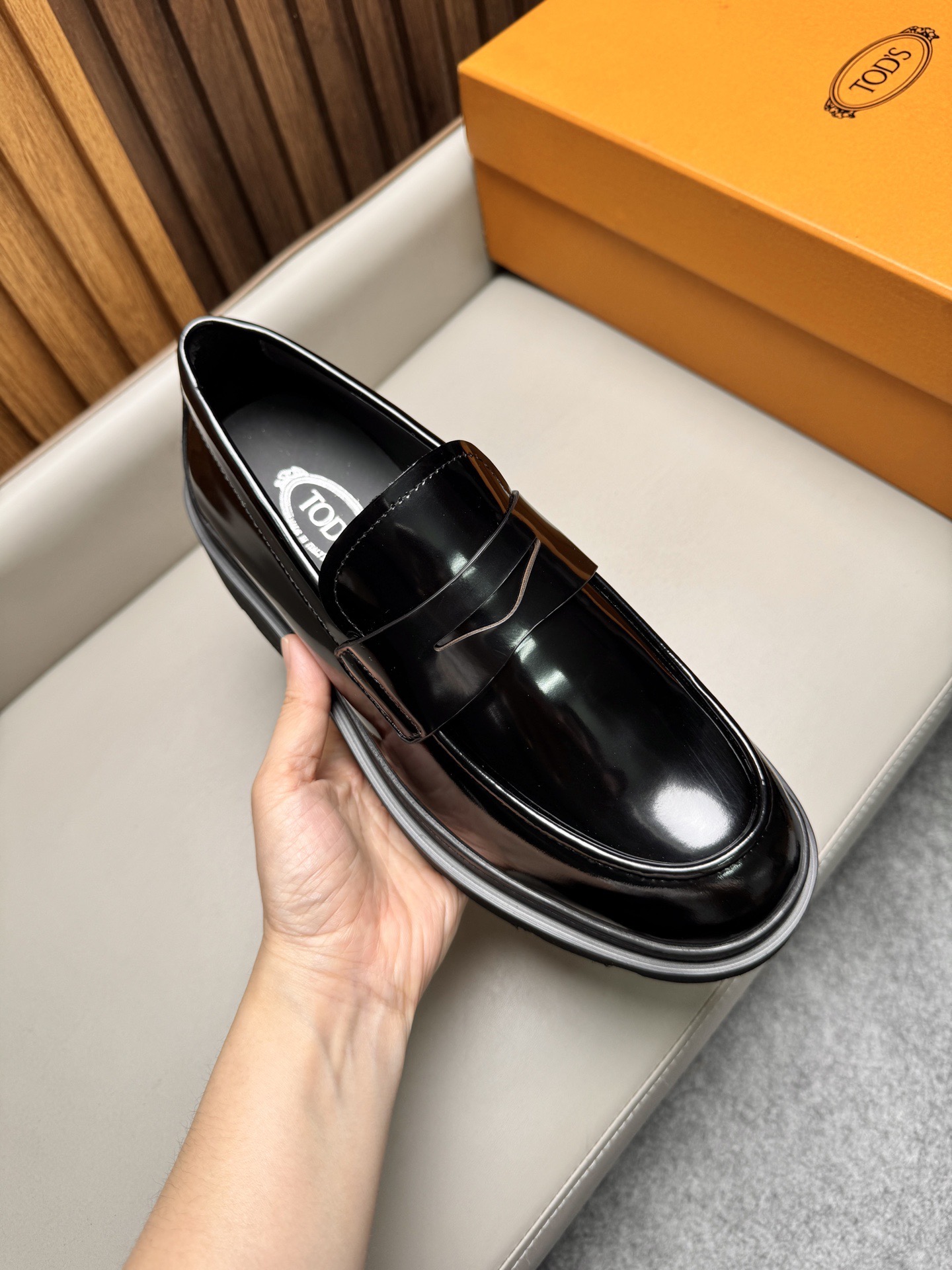 Лоферы мужские в стиле Tod’s черного цвета на массивной подошве