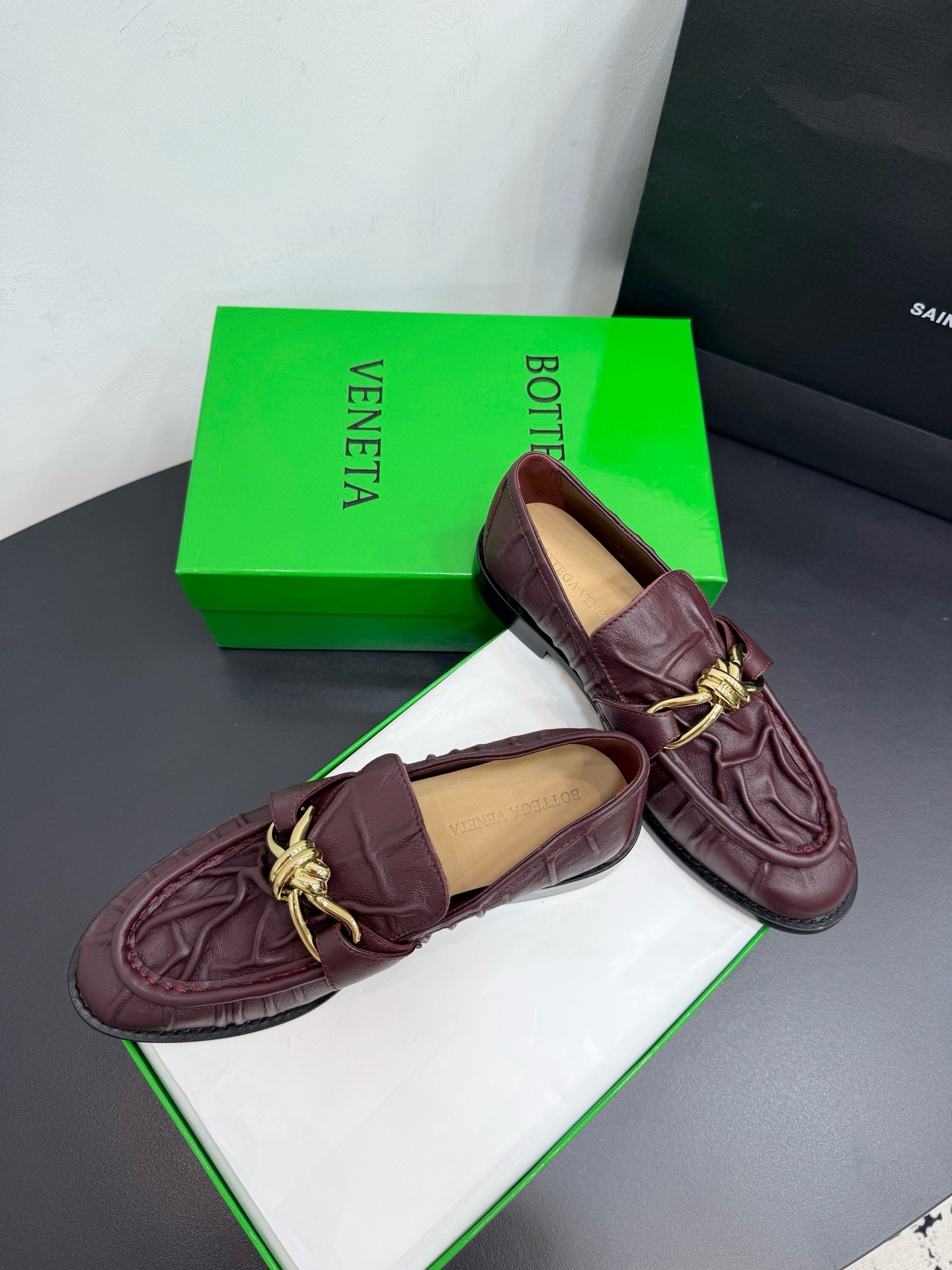 Лоферы женские Bottega Veneta Astaire с металлическим декором бордового цвета